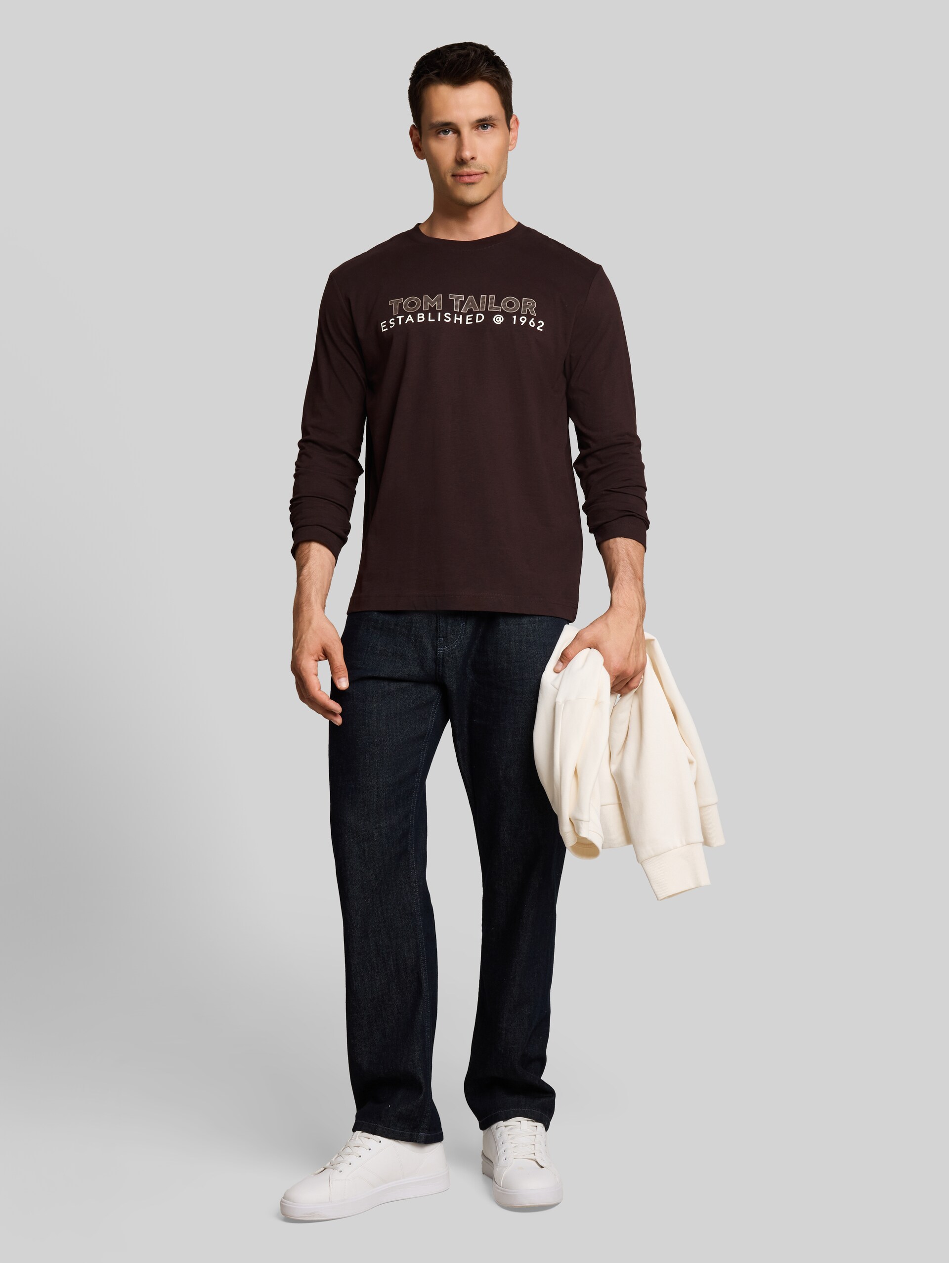 Langarmshirt mit Logo-Print - Dark Chocolate Brown - Model-Vorderansicht
