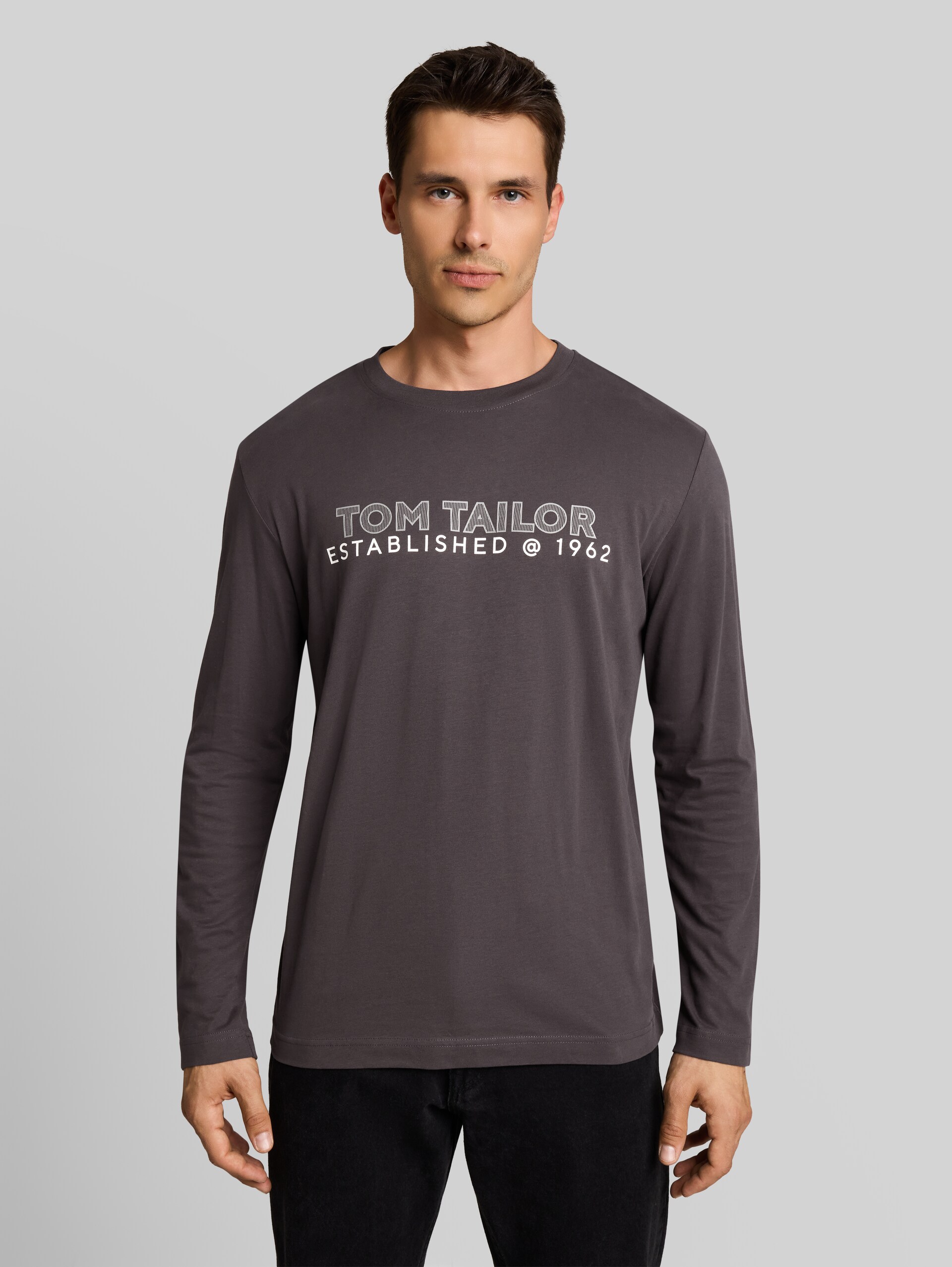 Langarmshirt mit Logo-Print - Tarmac Grey - Ausschnitt Model-Vorderansicht