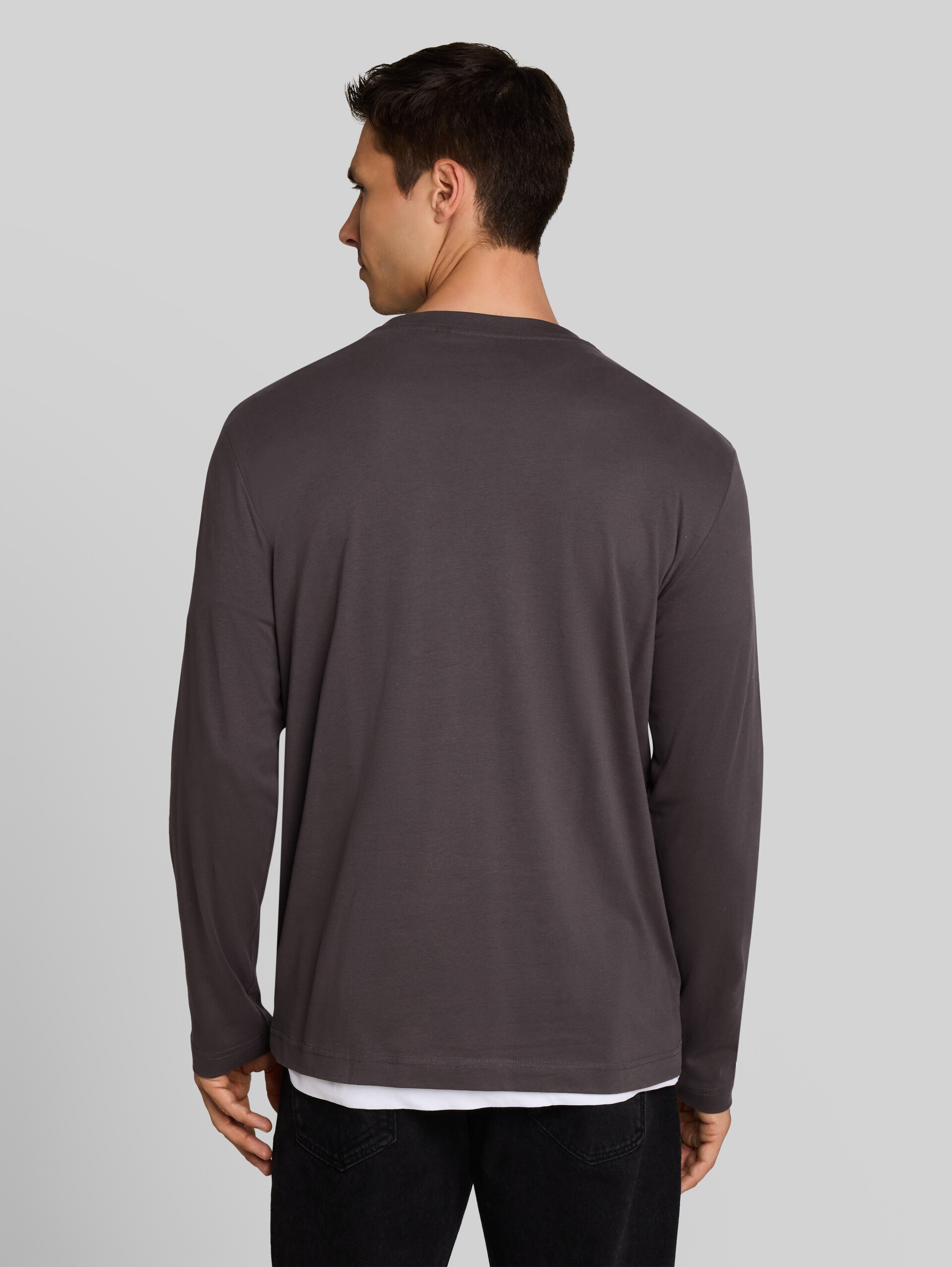 Langarmshirt mit Logo-Print - Tarmac Grey - Auschnitt Model-Rückansicht