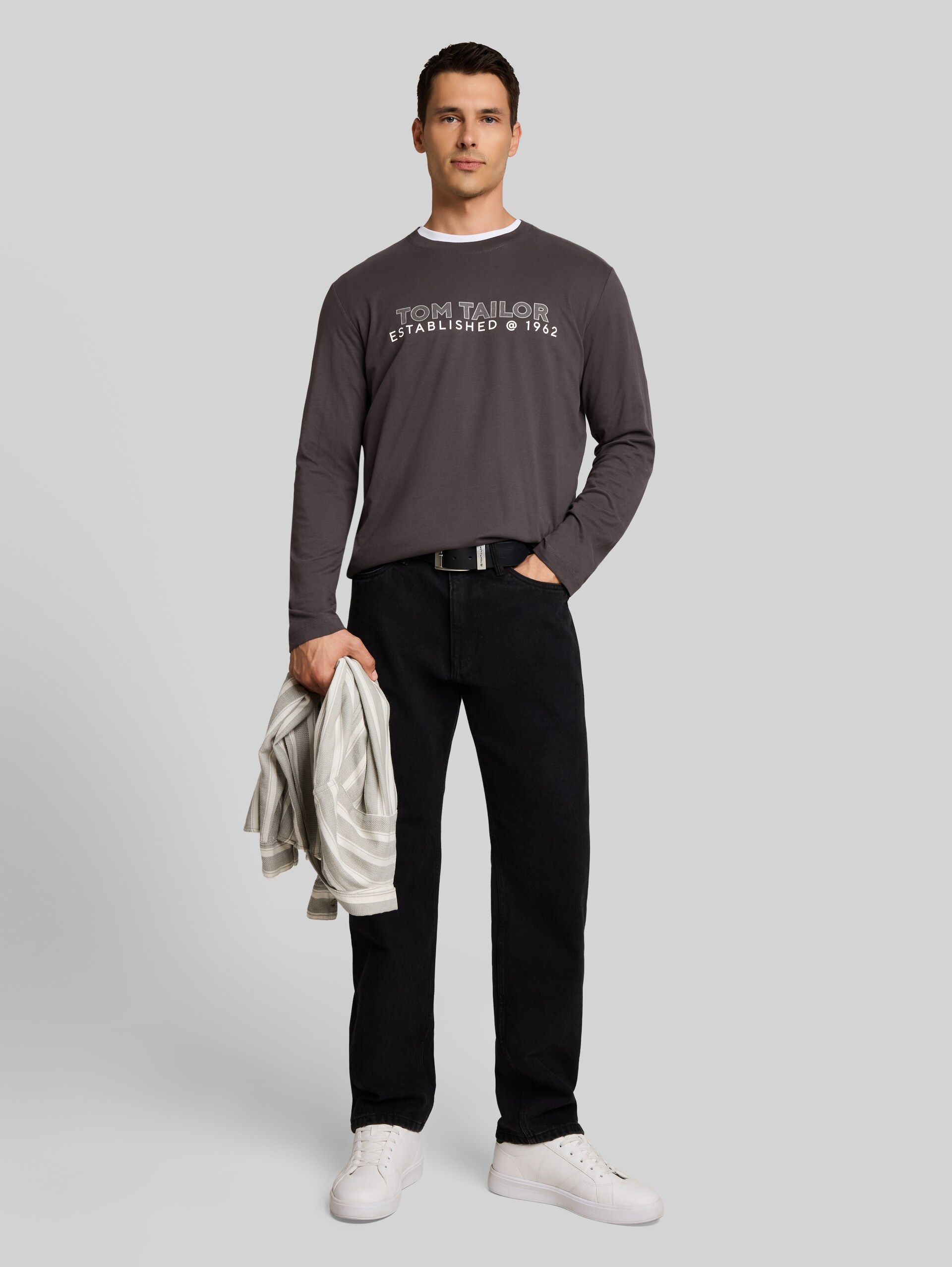 Langarmshirt mit Logo-Print - Tarmac Grey - Model-Vorderansicht