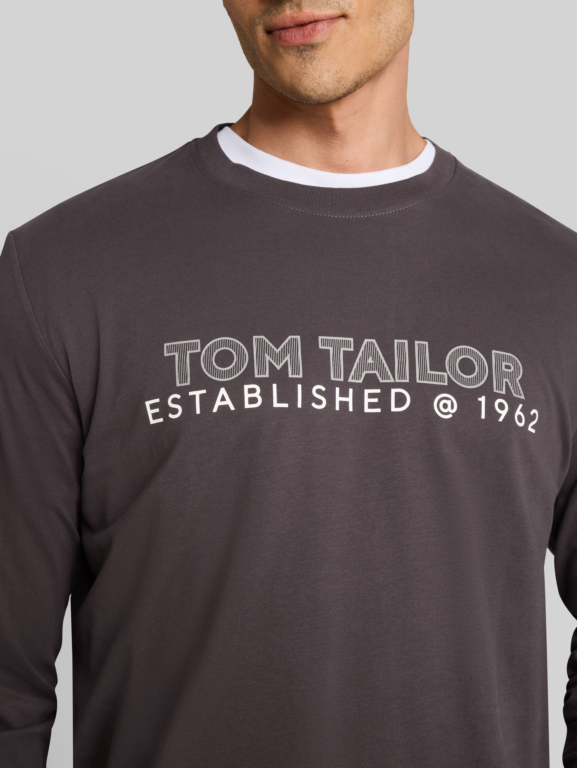 Langarmshirt mit Logo-Print - Tarmac Grey - Detail-Model-Ansicht