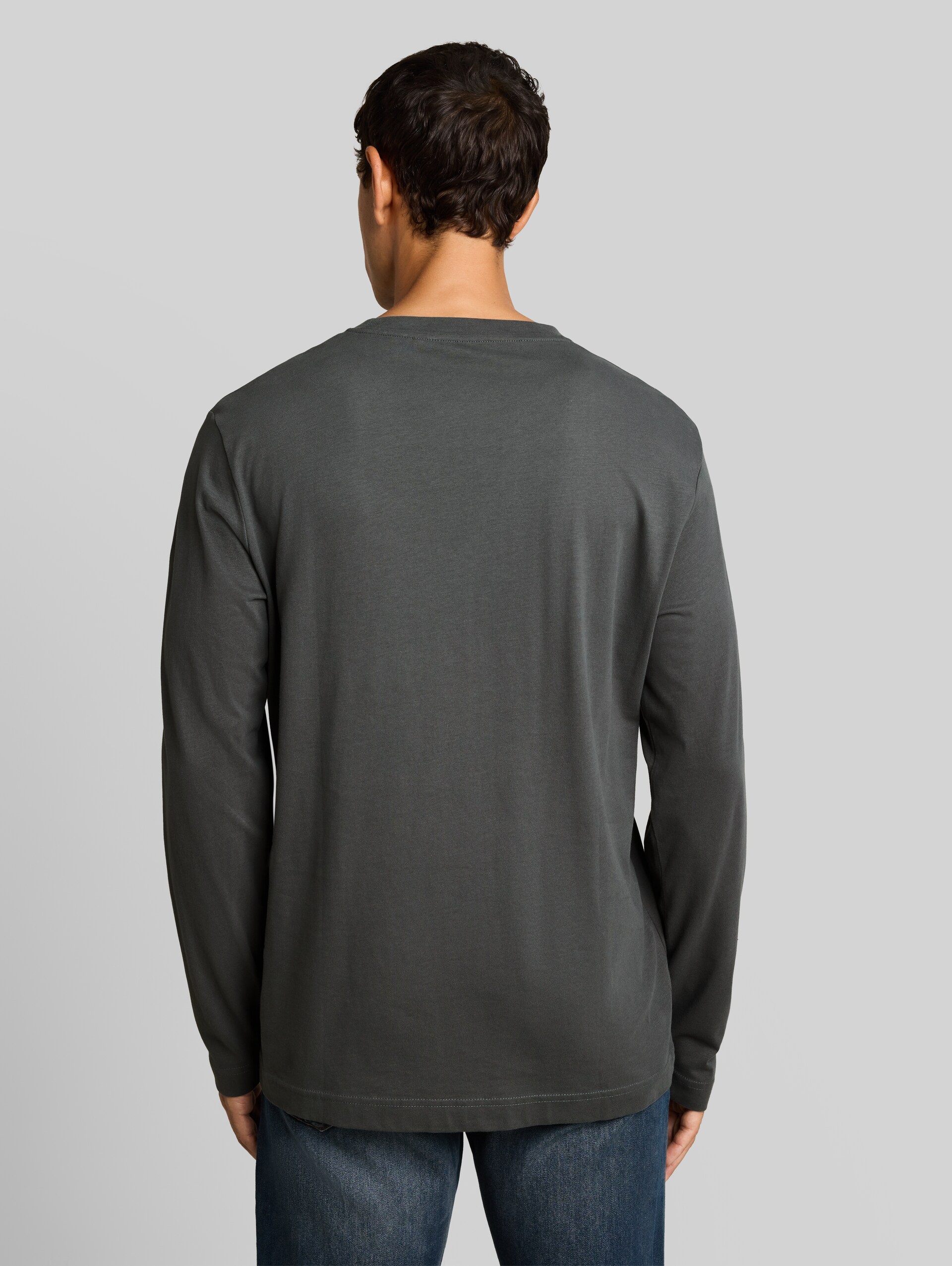 Langarmshirt mit Logo-Print - Darkest Olive - Auschnitt Model-Rückansicht