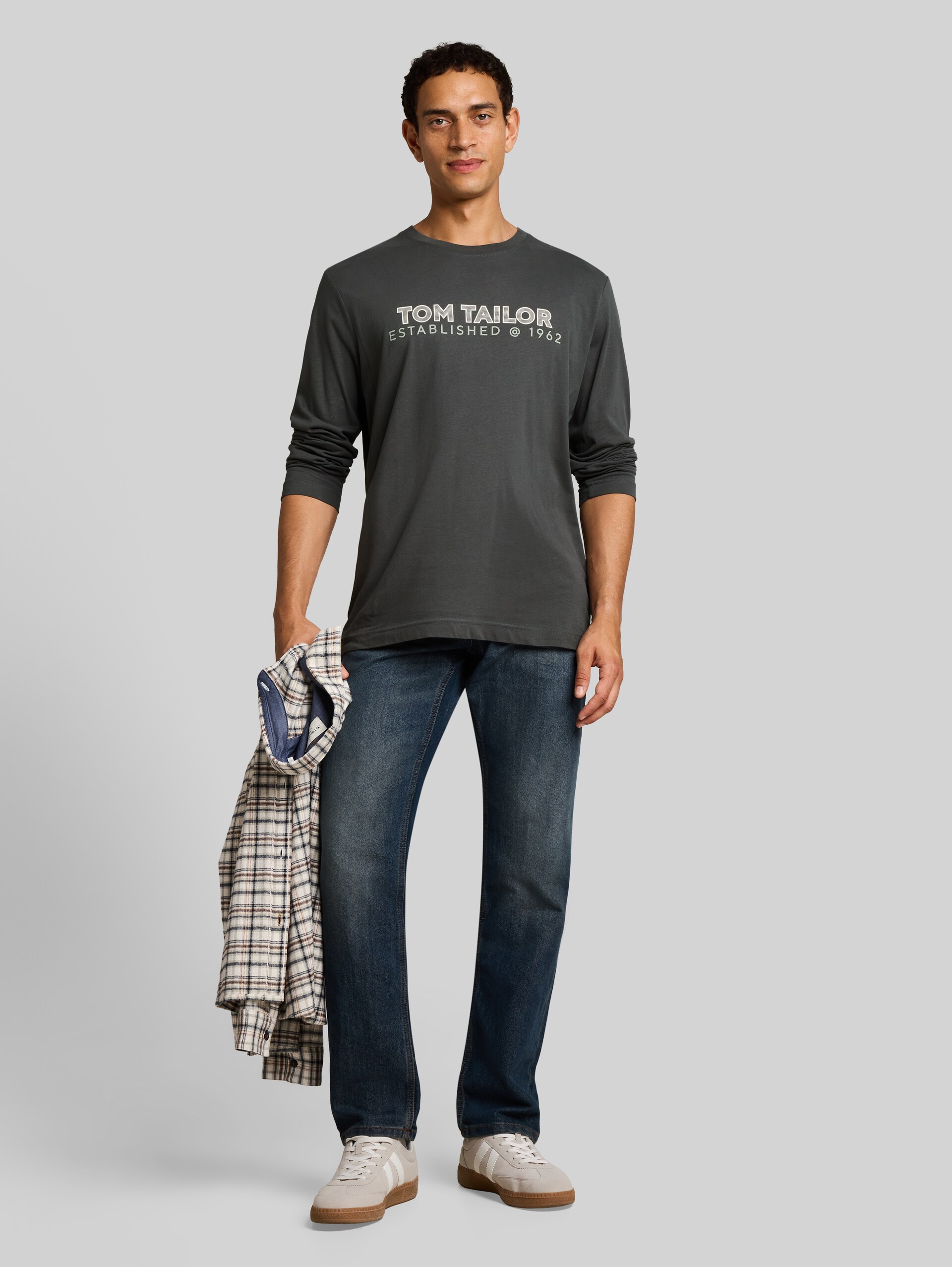 Langarmshirt mit Logo-Print - Darkest Olive - Model-Vorderansicht