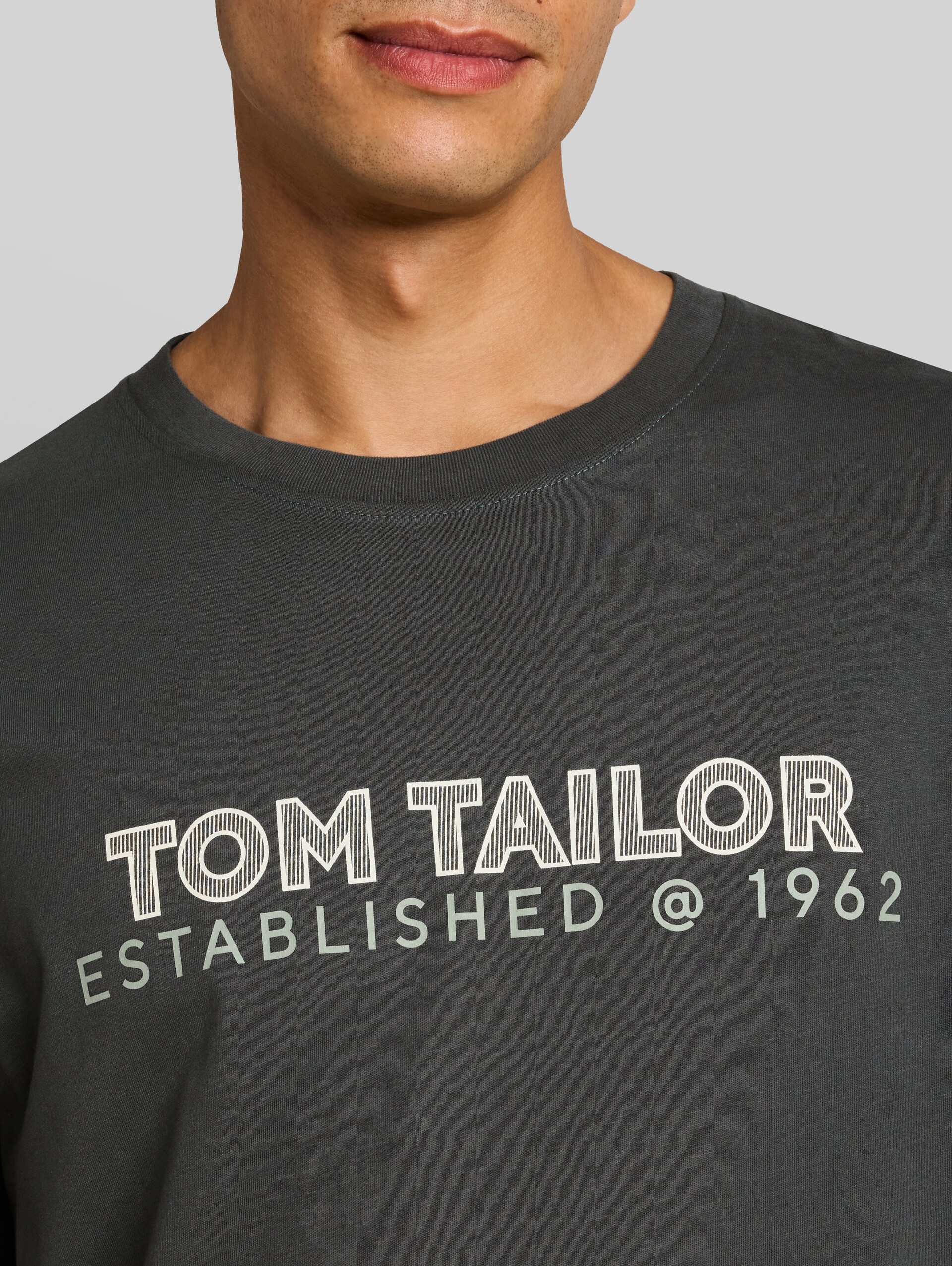 Langarmshirt mit Logo-Print - Darkest Olive - Detail-Model-Ansicht