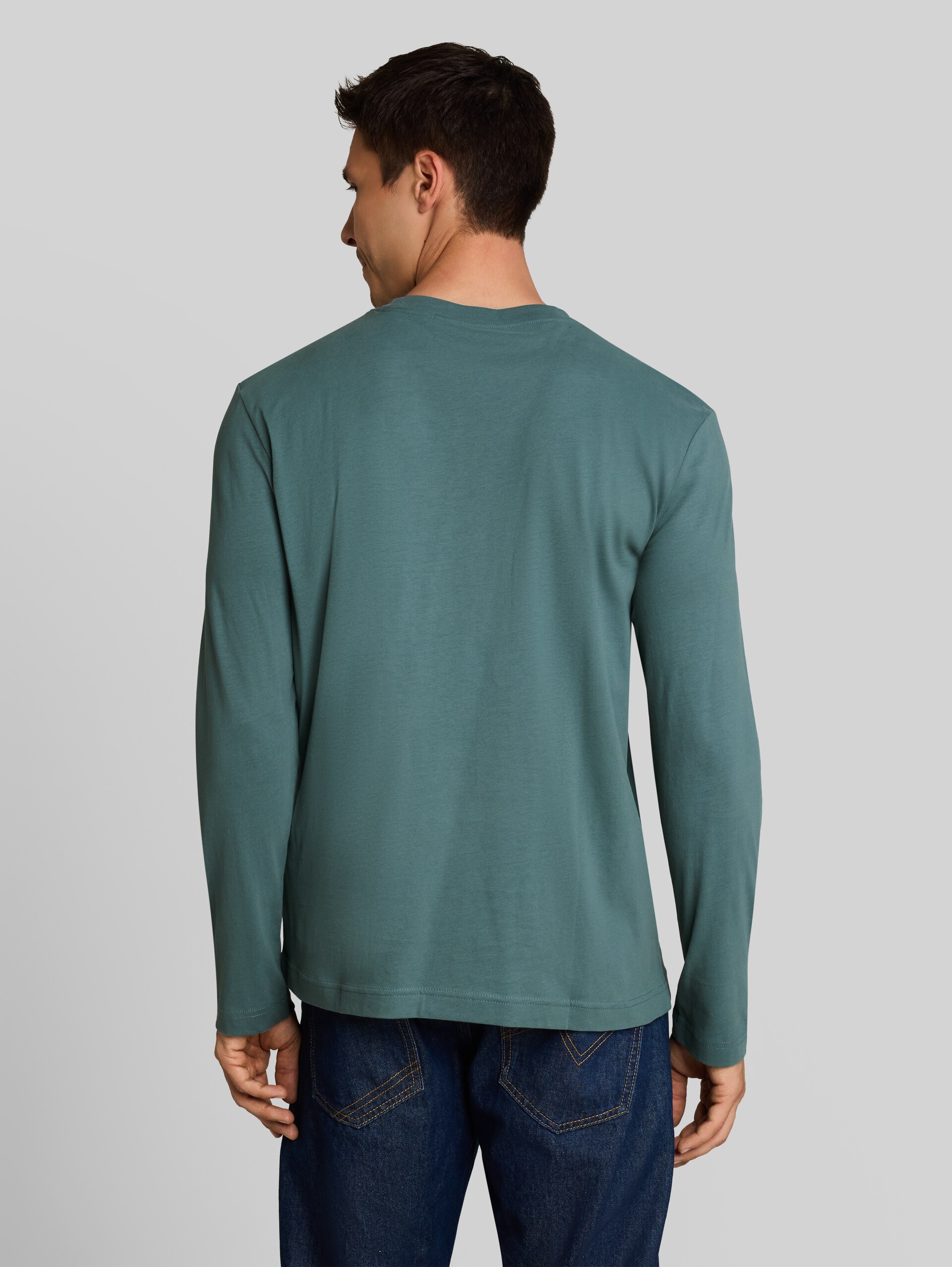Langarmshirt mit Logo-Print - deep bluish green - Auschnitt Model-Rückansicht