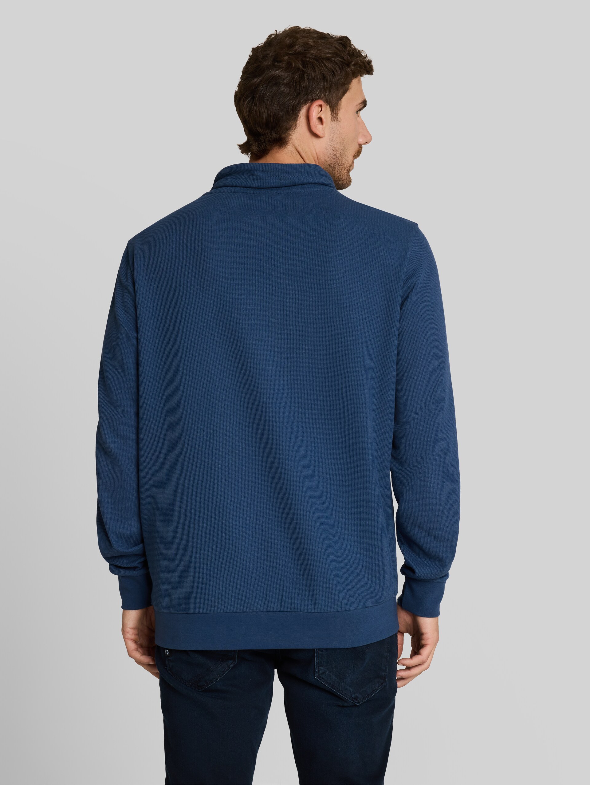 Snood Langarmshirt mit Waffelstruktur - Dark Duck Blue - Auschnitt Model-Rückansicht