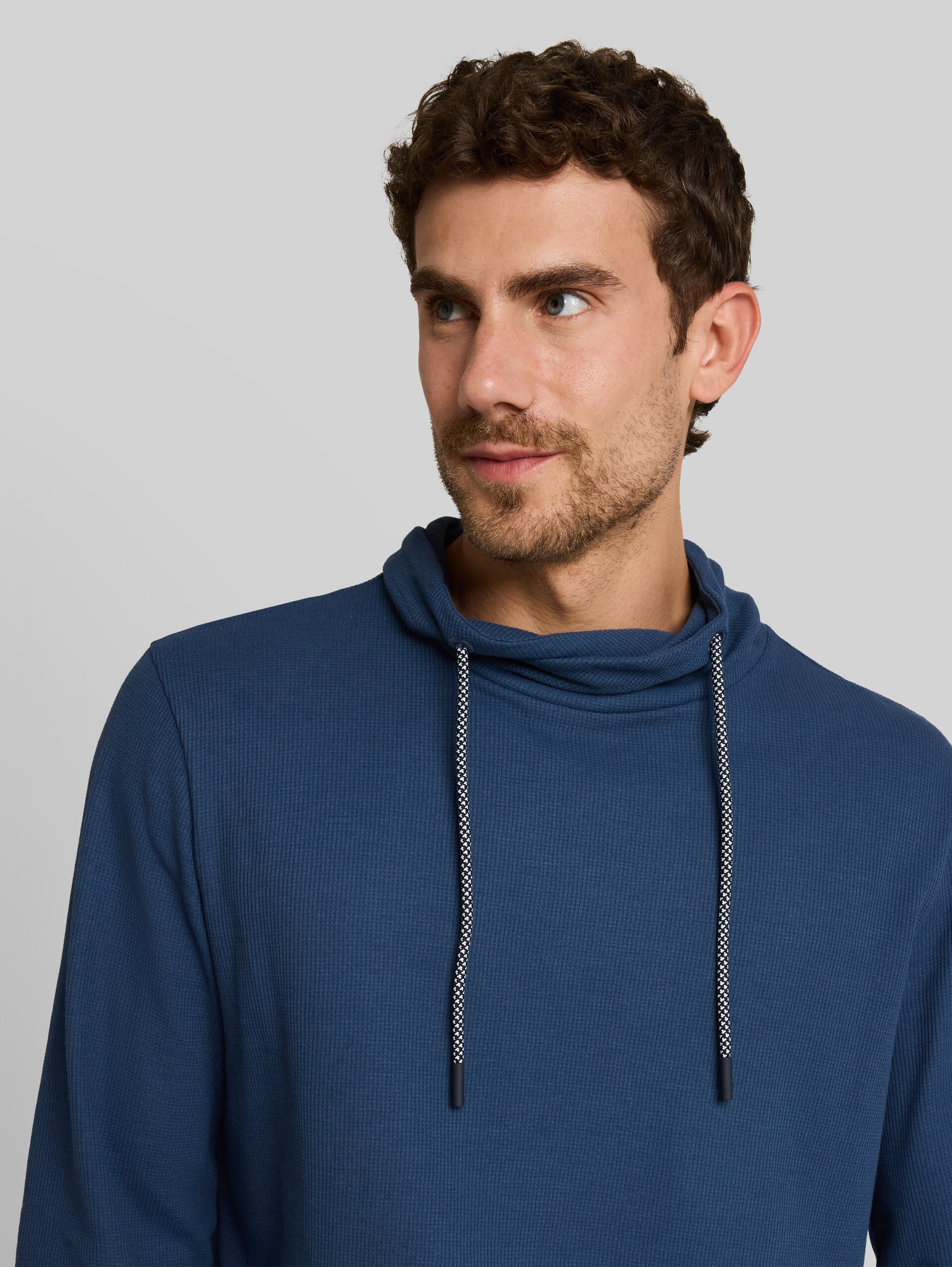 Snood Langarmshirt mit Waffelstruktur - Dark Duck Blue - Detail-Model-Ansicht