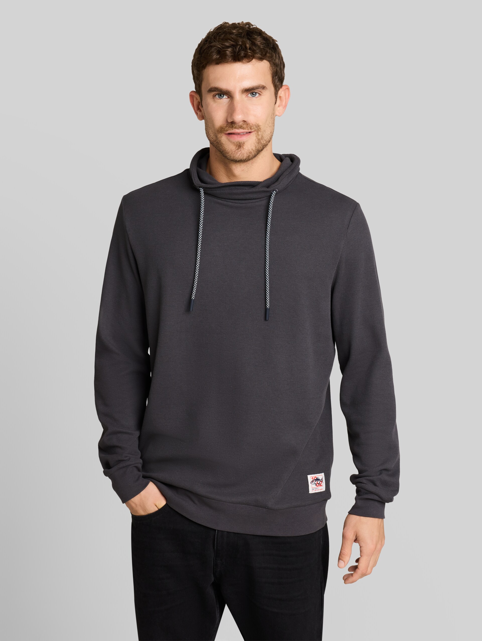 Snood Langarmshirt mit Waffelstruktur - Tarmac Grey - Ausschnitt Model-Vorderansicht
