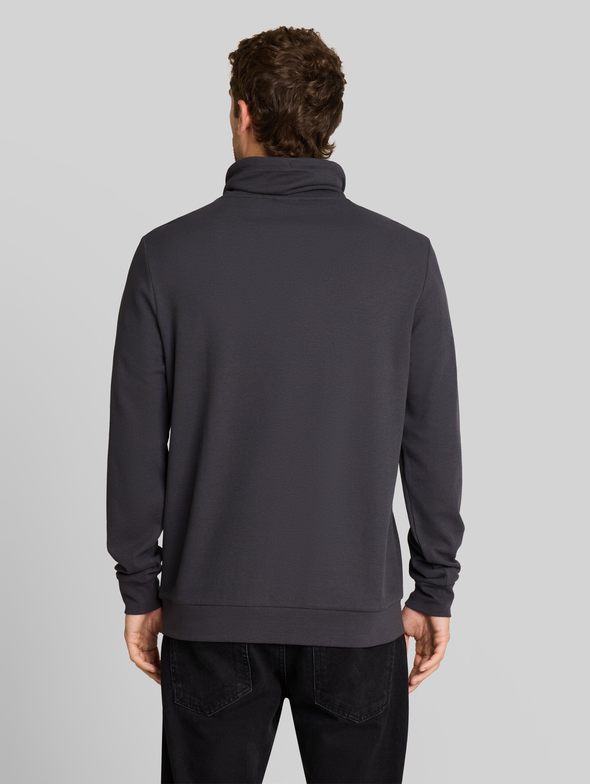 Snood Langarmshirt mit Waffelstruktur - Tarmac Grey - Auschnitt Model-Rückansicht