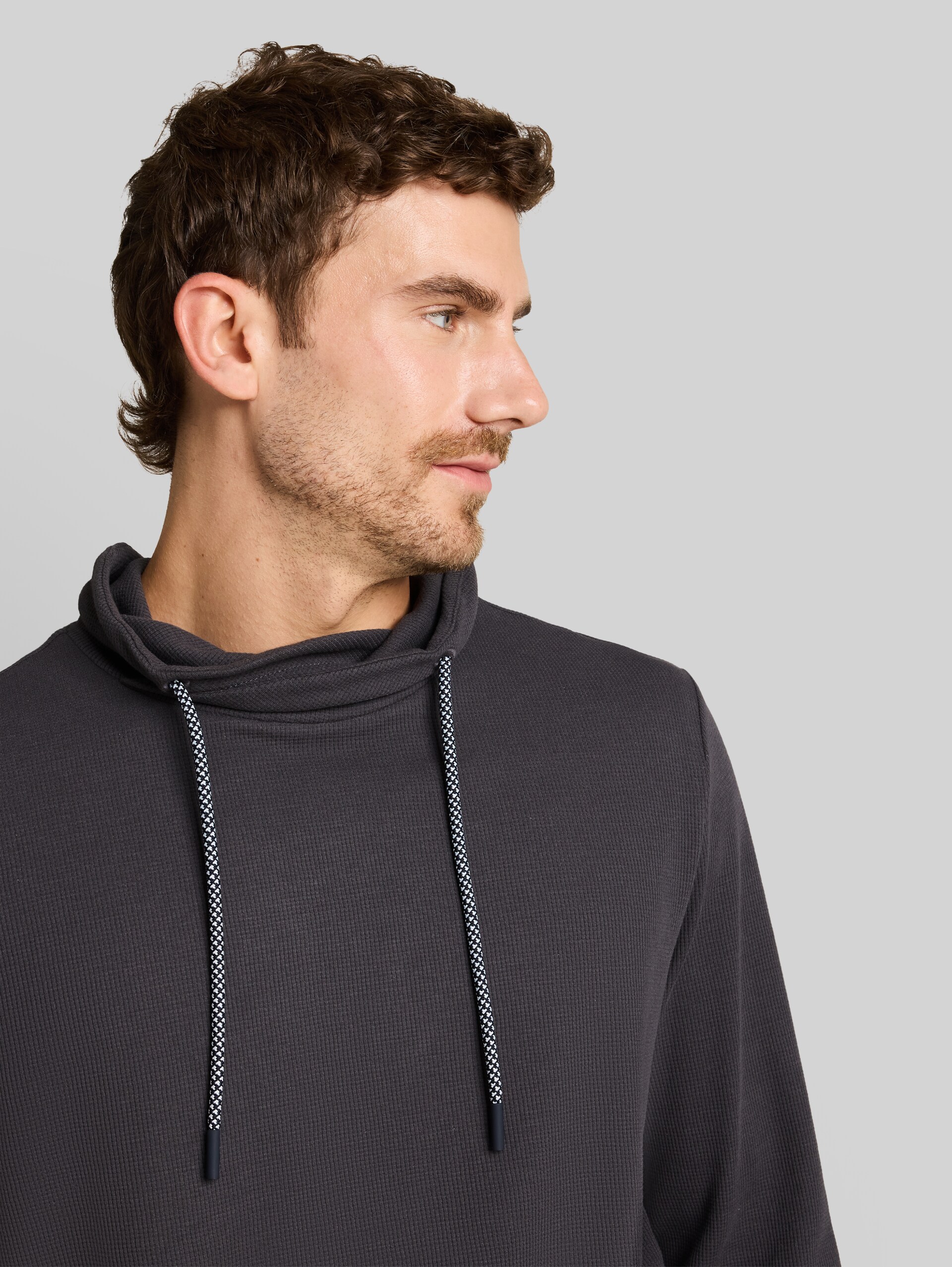 Snood Langarmshirt mit Waffelstruktur - Tarmac Grey - Detail-Model-Ansicht