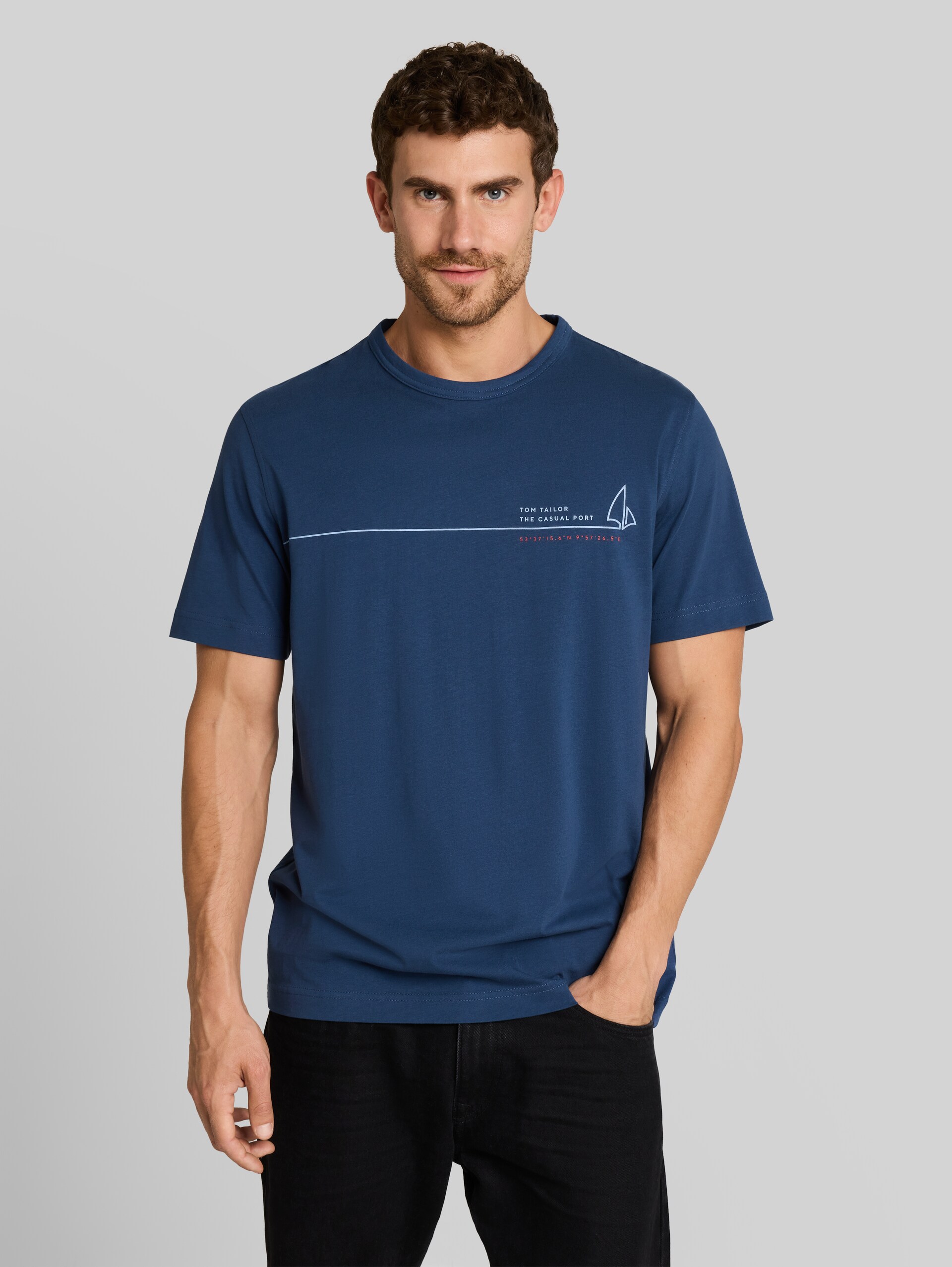 T-Shirt mit Print - Dark Duck Blue - Ausschnitt Model-Vorderansicht