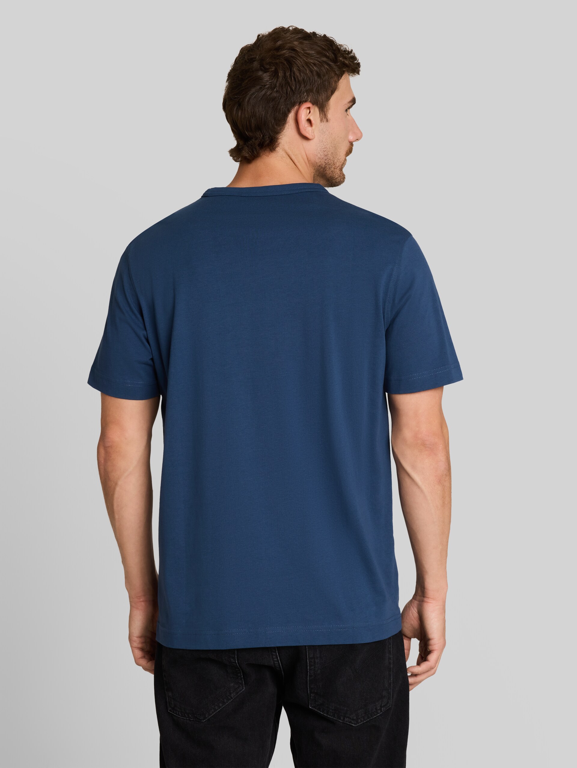T-Shirt mit Print - Dark Duck Blue - Auschnitt Model-Rückansicht