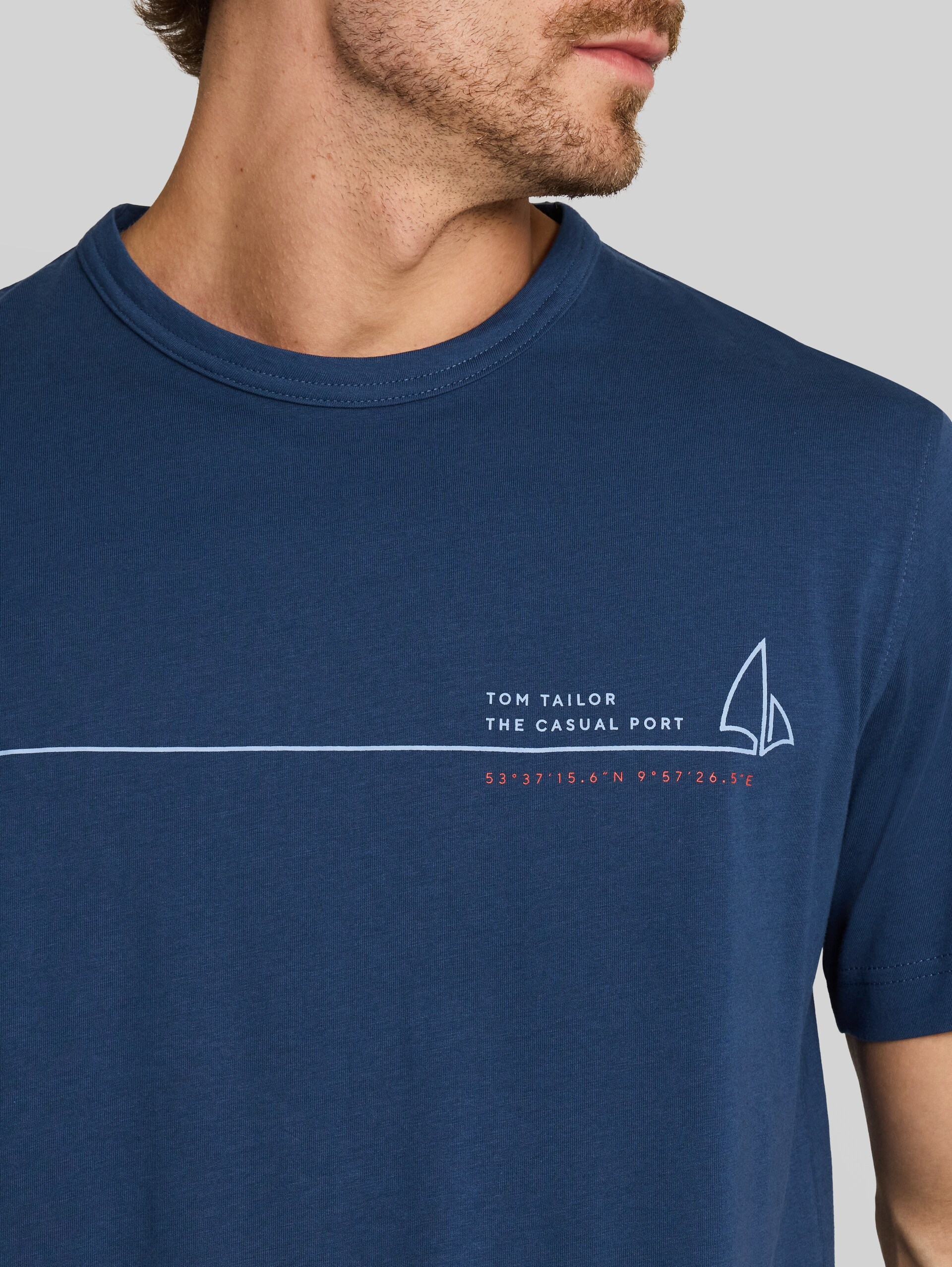 T-Shirt mit Print - Dark Duck Blue - Detail-Model-Ansicht