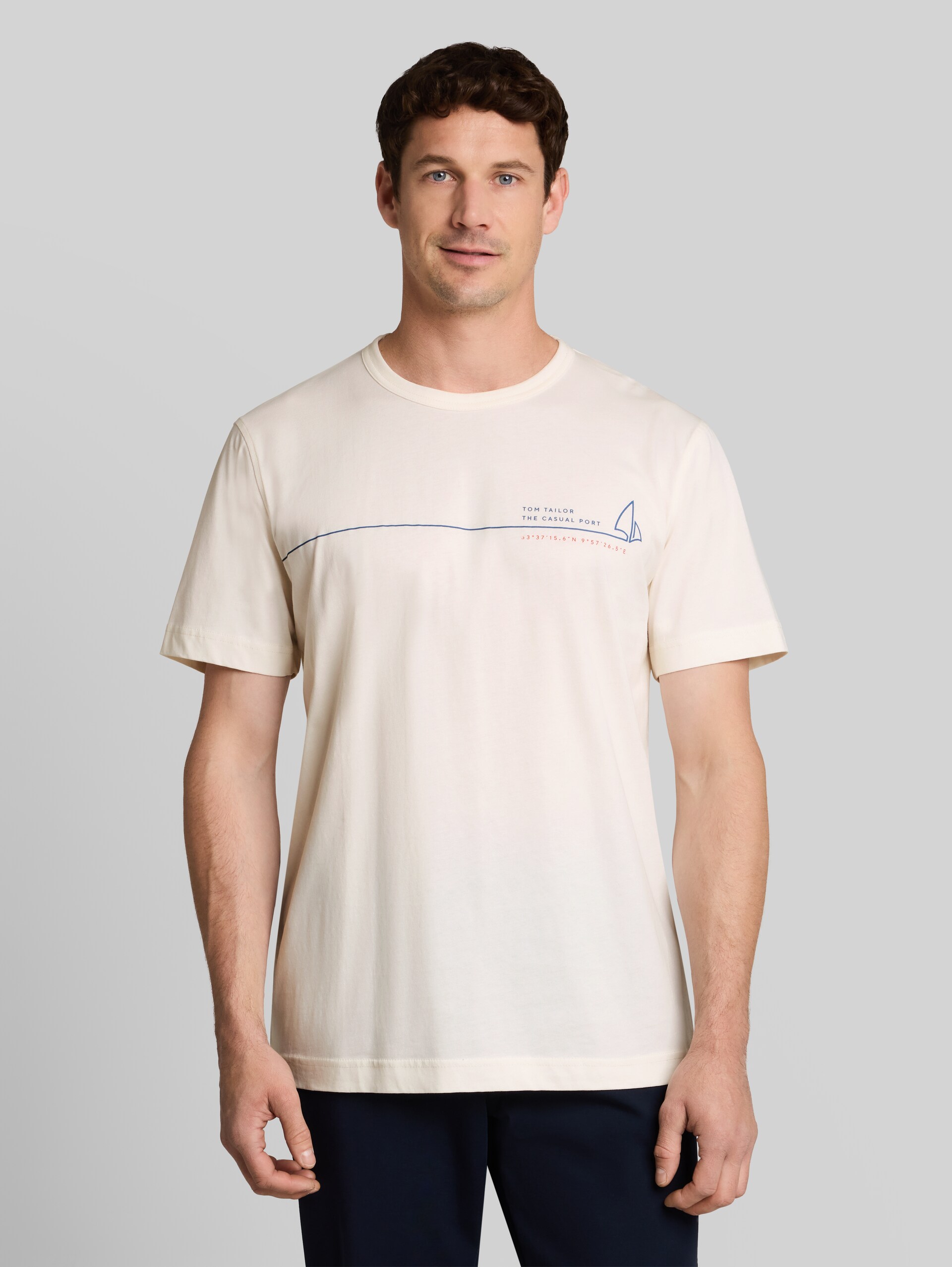 T-Shirt mit Print - Gardenia White - Ausschnitt Model-Vorderansicht