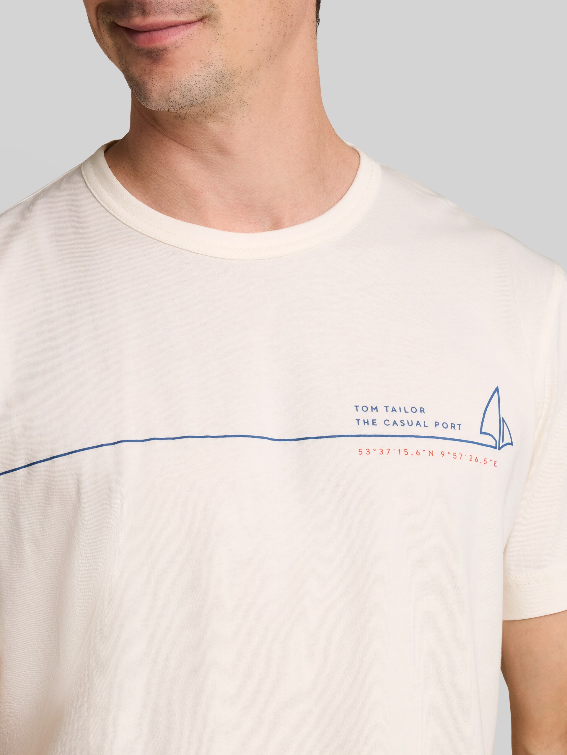 T-Shirt mit Print - Gardenia White - Detail-Model-Ansicht