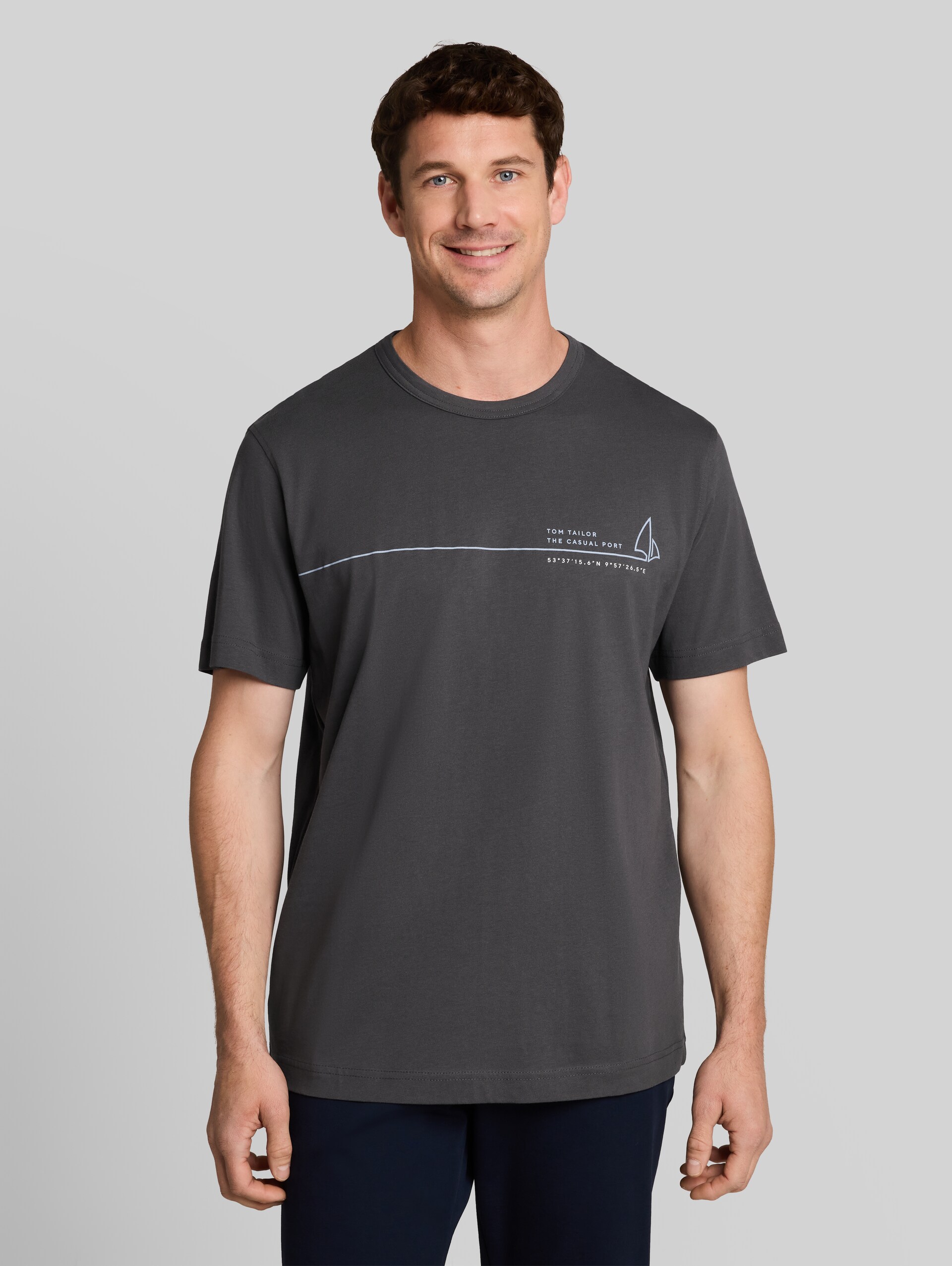 T-Shirt mit Print - Tarmac Grey - Ausschnitt Model-Vorderansicht