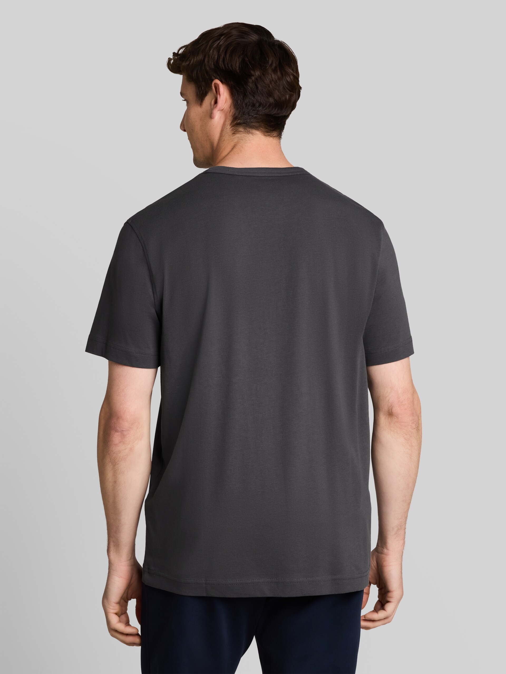 T-Shirt mit Print - Tarmac Grey - Auschnitt Model-Rückansicht