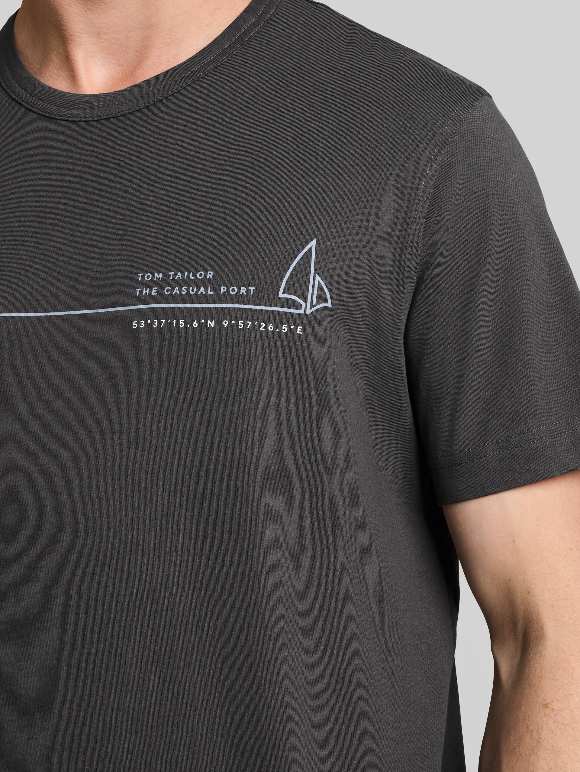 T-Shirt mit Print - Tarmac Grey - Detail-Model-Ansicht