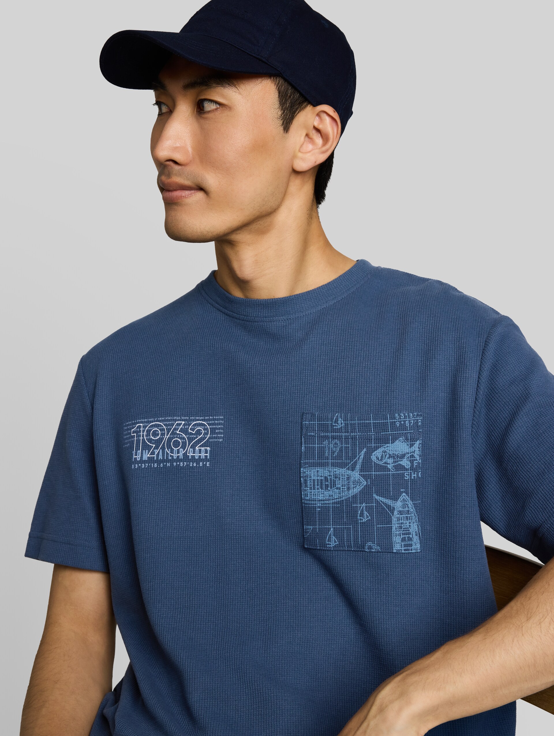 T-shirt met wafelstructuur - Dark Duck Blue - Detailaanzicht model