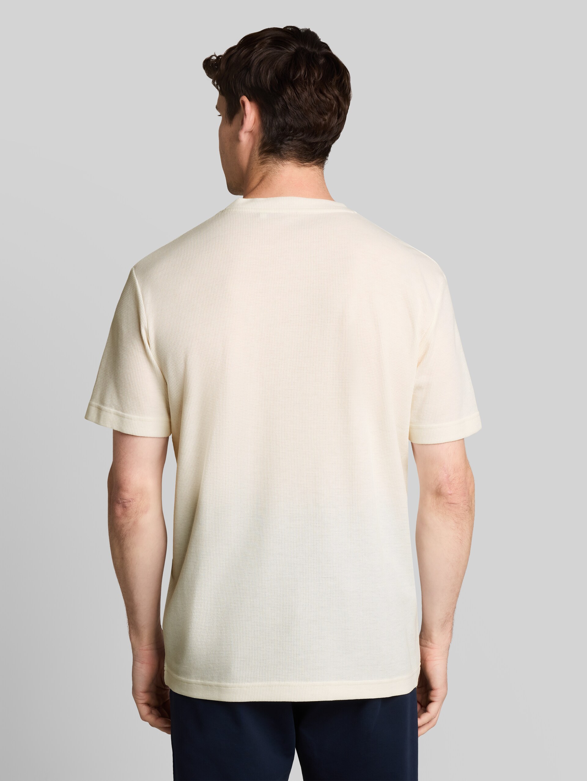 T-shirt met wafelstructuur - Gardenia White - Neklijn model-achteraanzicht