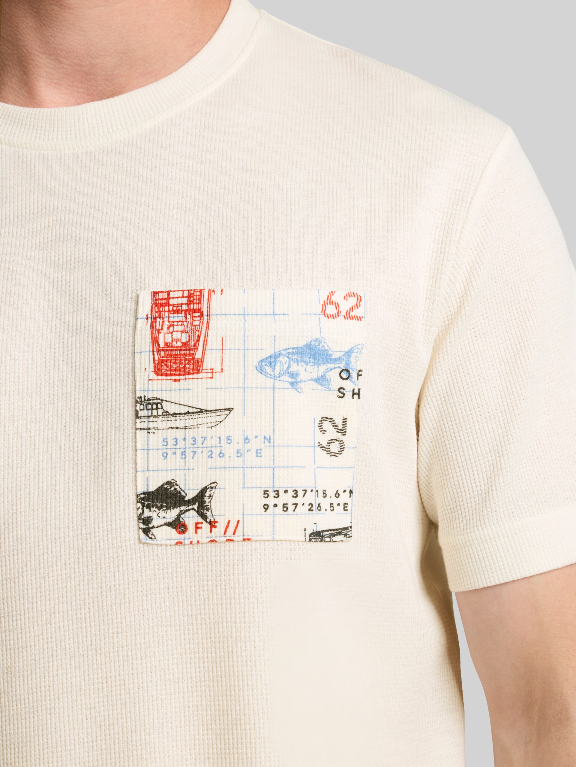 T-shirt met wafelstructuur - Gardenia White - Detailaanzicht model