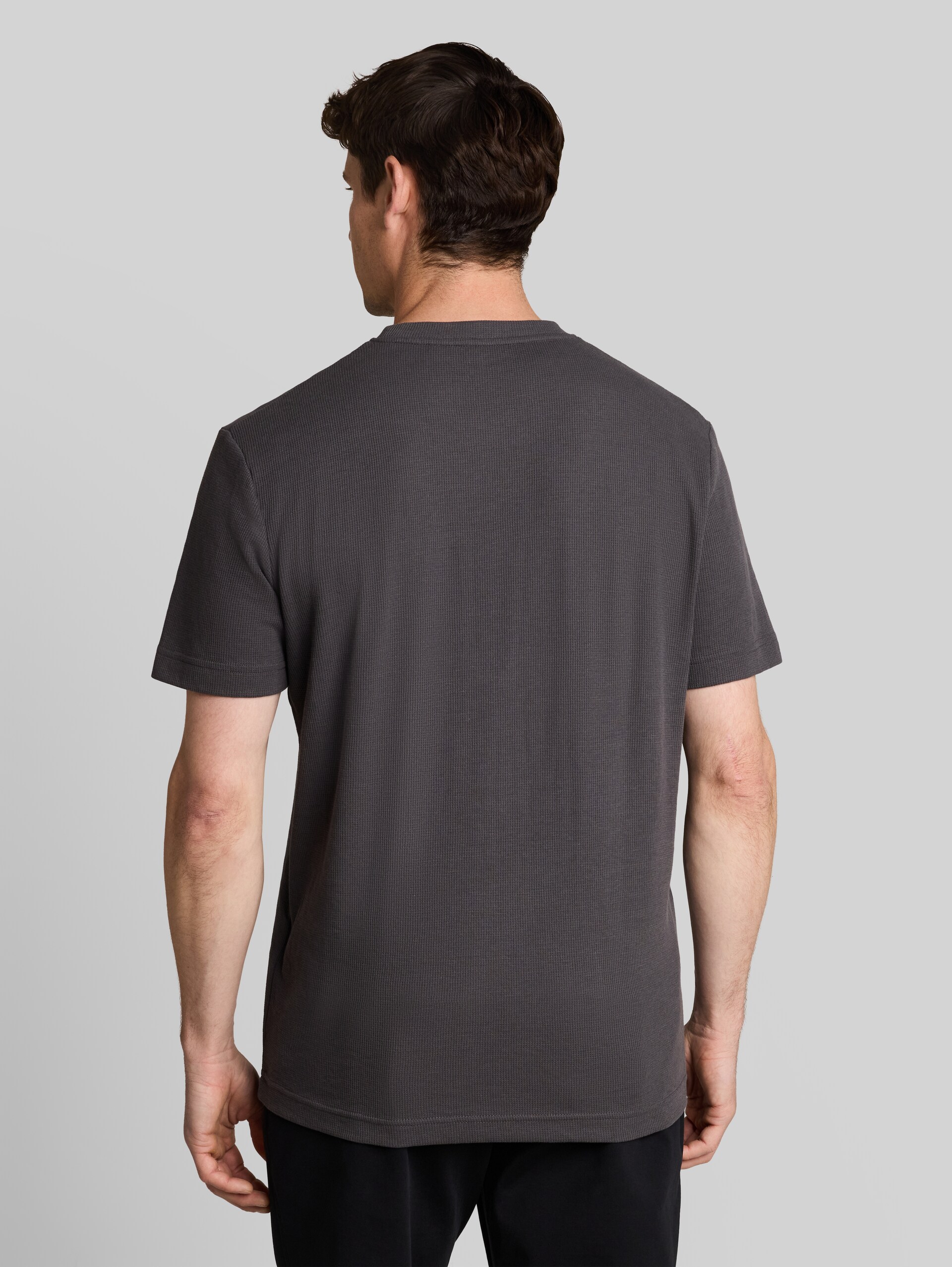 T-shirt met wafelstructuur - Tarmac Grey - Neklijn model-achteraanzicht