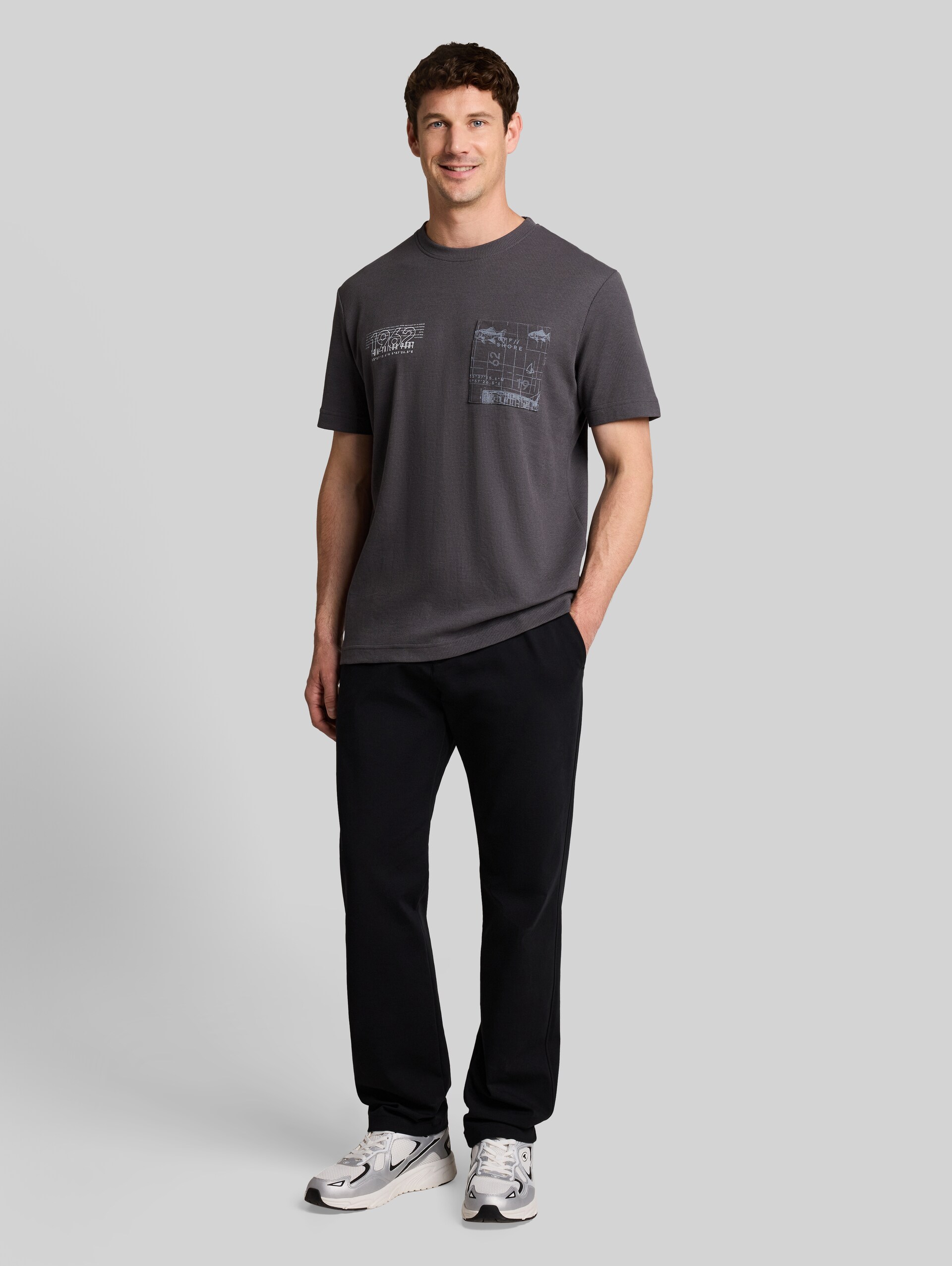 T-shirt met wafelstructuur - Tarmac Grey - Model vooraanzicht