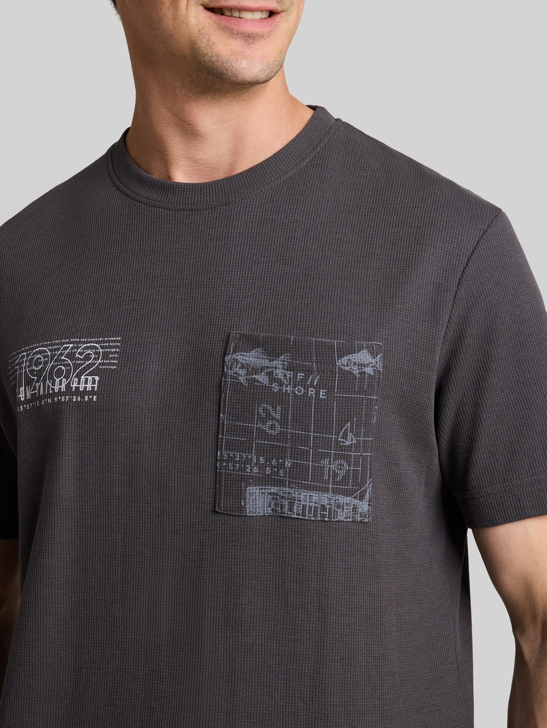 T-shirt met wafelstructuur - Tarmac Grey - Detailaanzicht model