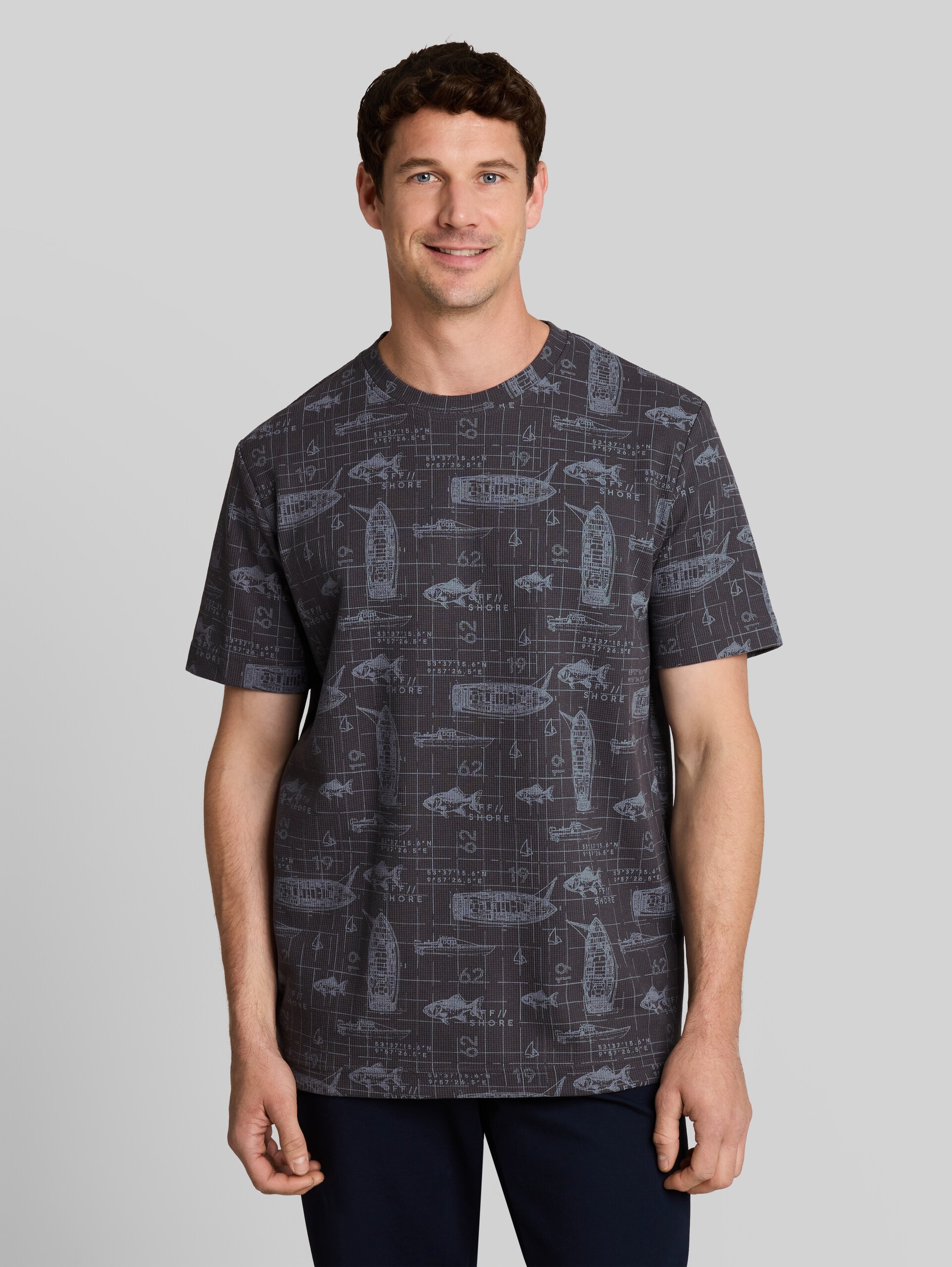 T-Shirt mit Allover-Print - grey nautical design - Ausschnitt Model-Vorderansicht