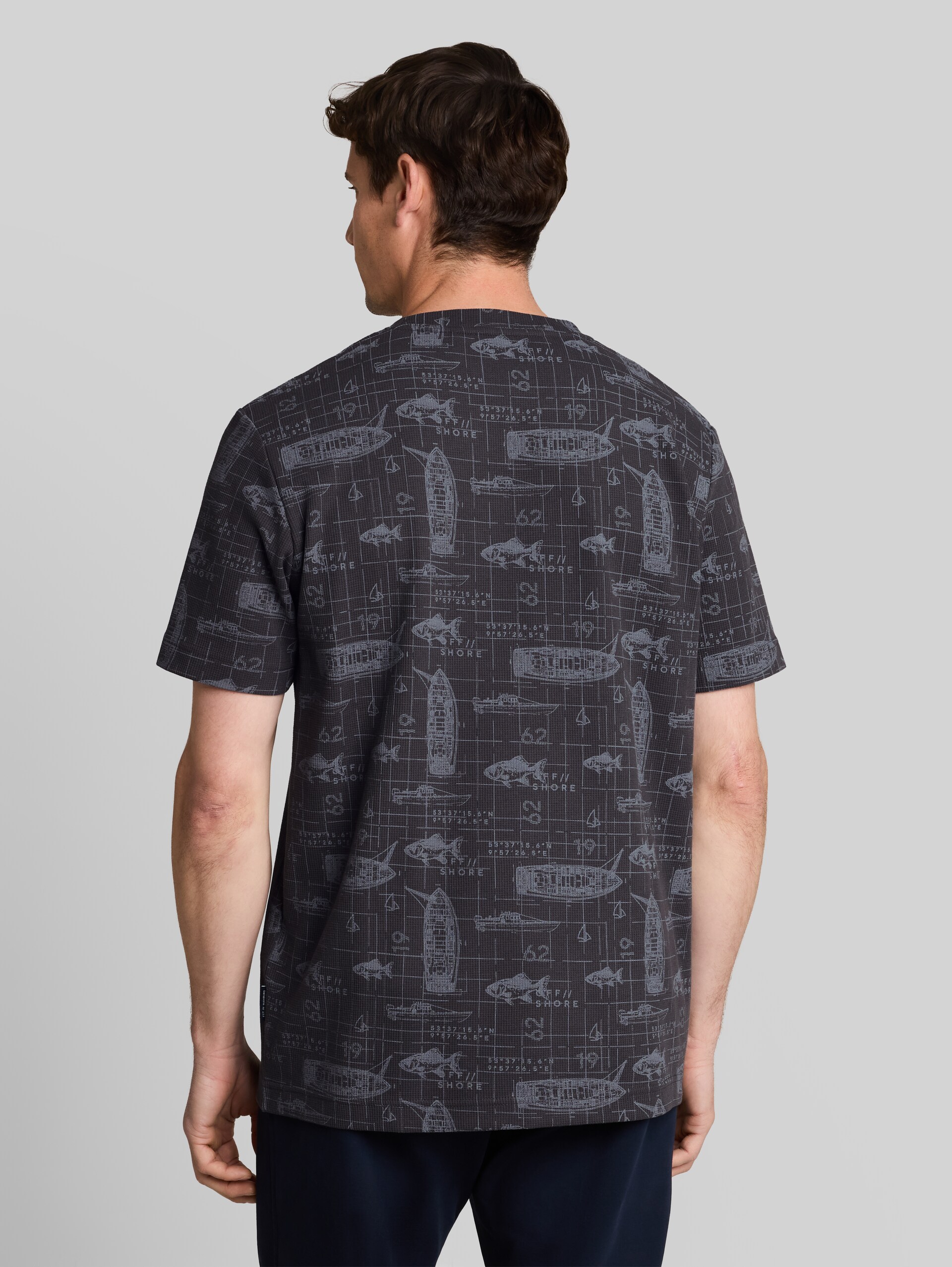 T-Shirt mit Allover-Print - grey nautical design - Auschnitt Model-Rückansicht