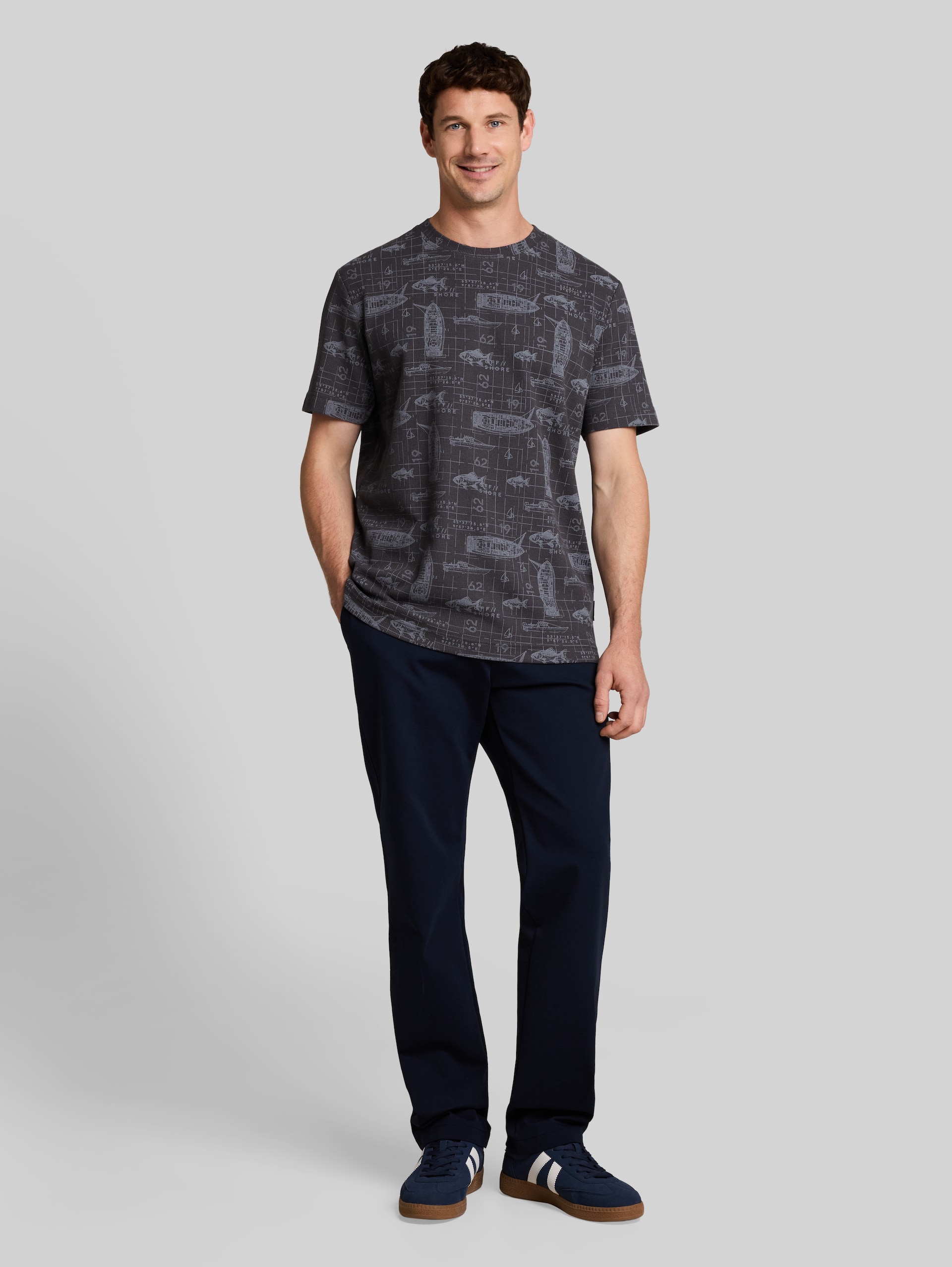 T-Shirt mit Allover-Print - grey nautical design - Model-Vorderansicht