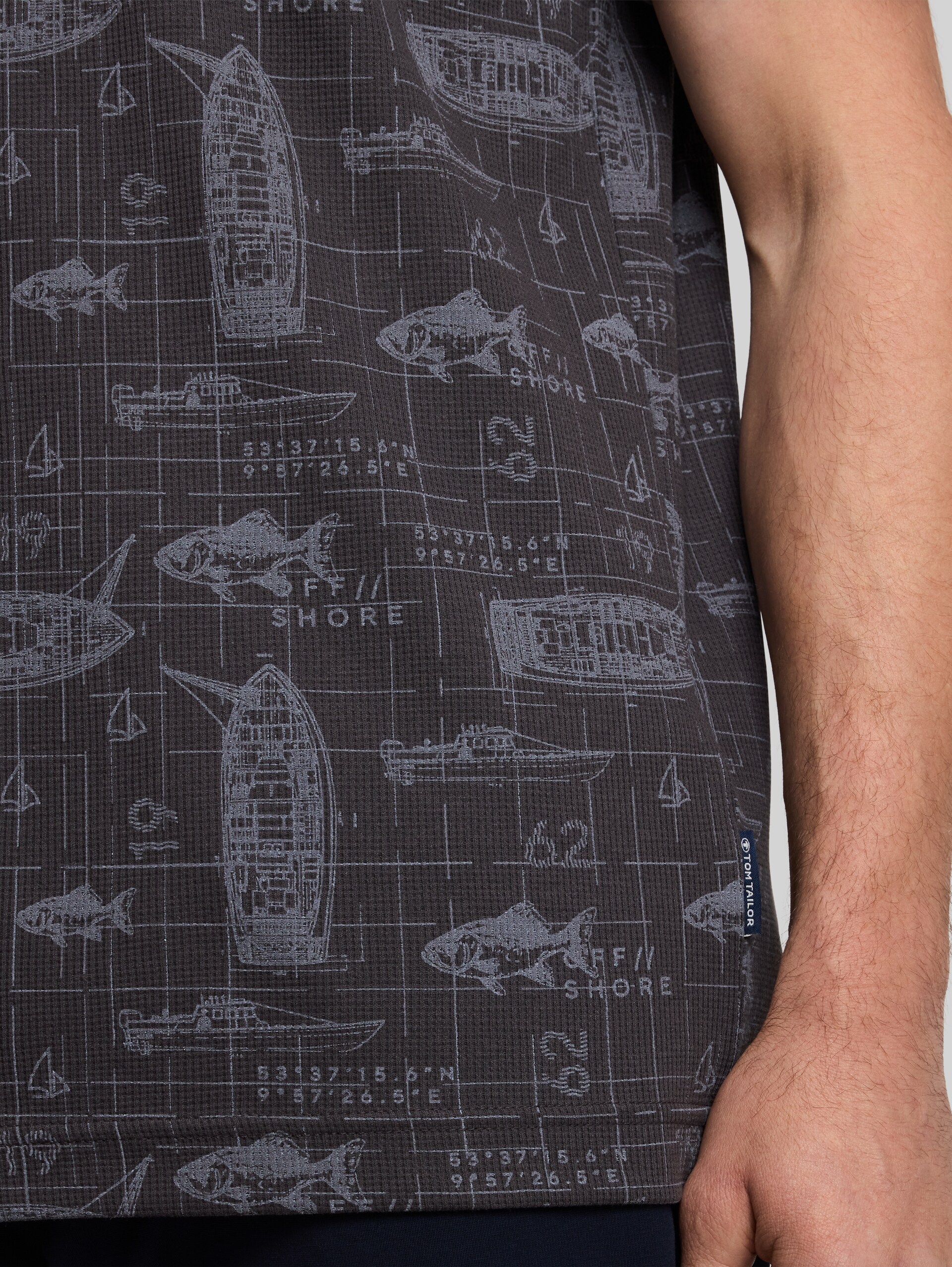 T-Shirt mit Allover-Print - grey nautical design - Detail-Model-Ansicht