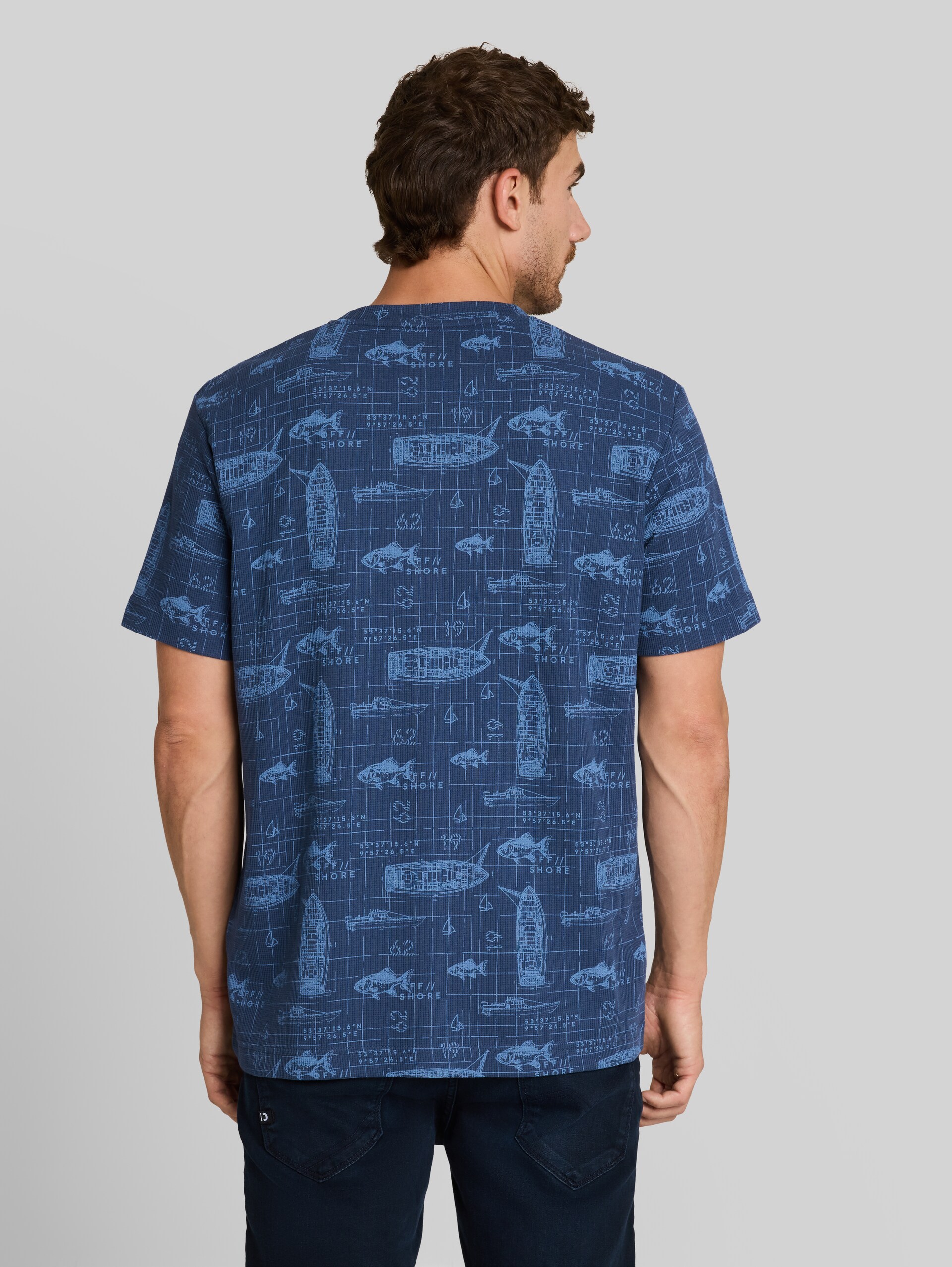 T-Shirt mit Allover-Print - mid blue nautical design - Auschnitt Model-Rückansicht