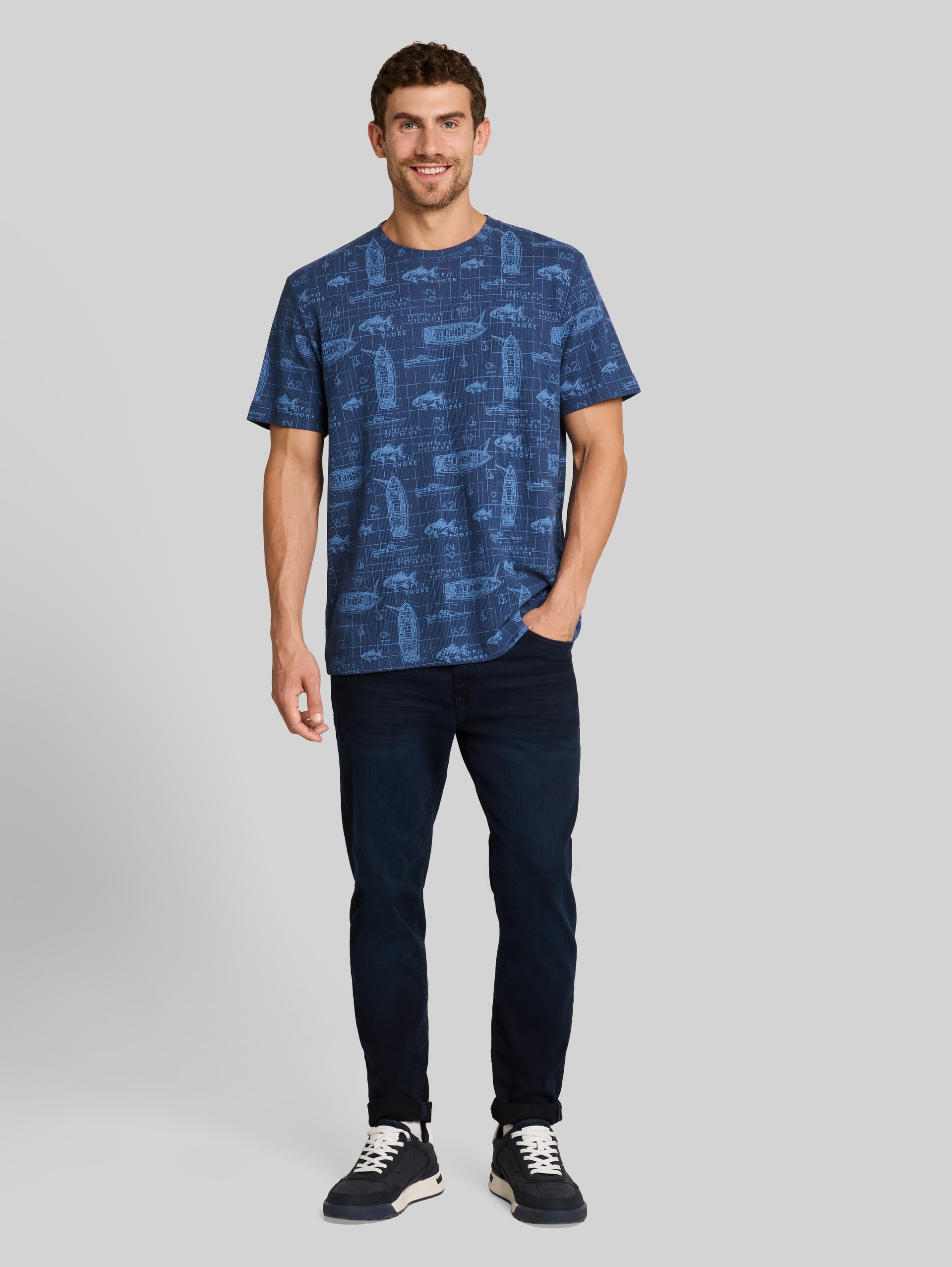 T-Shirt mit Allover-Print - mid blue nautical design - Model-Vorderansicht