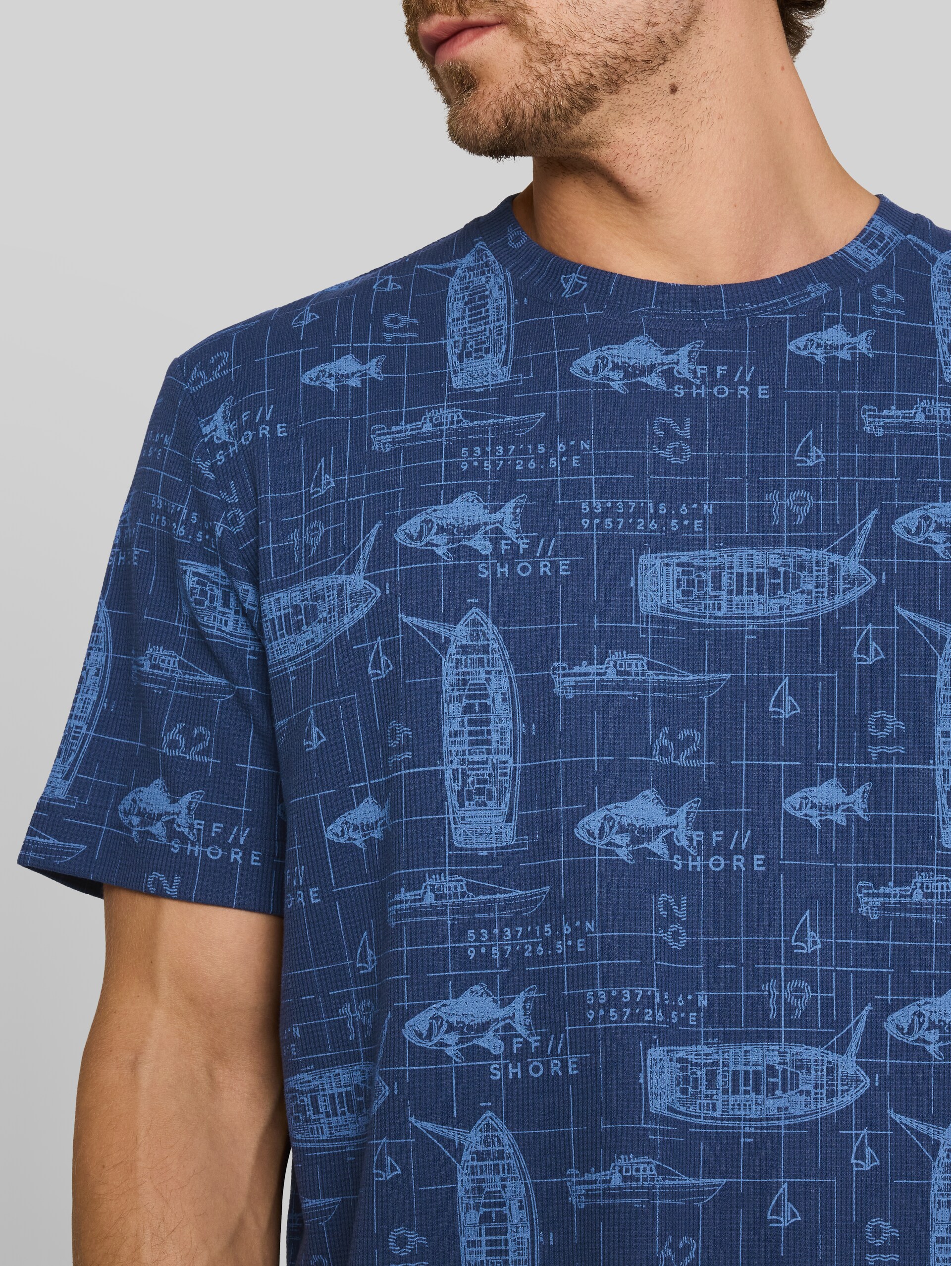 T-Shirt mit Allover-Print - mid blue nautical design - Detail-Model-Ansicht