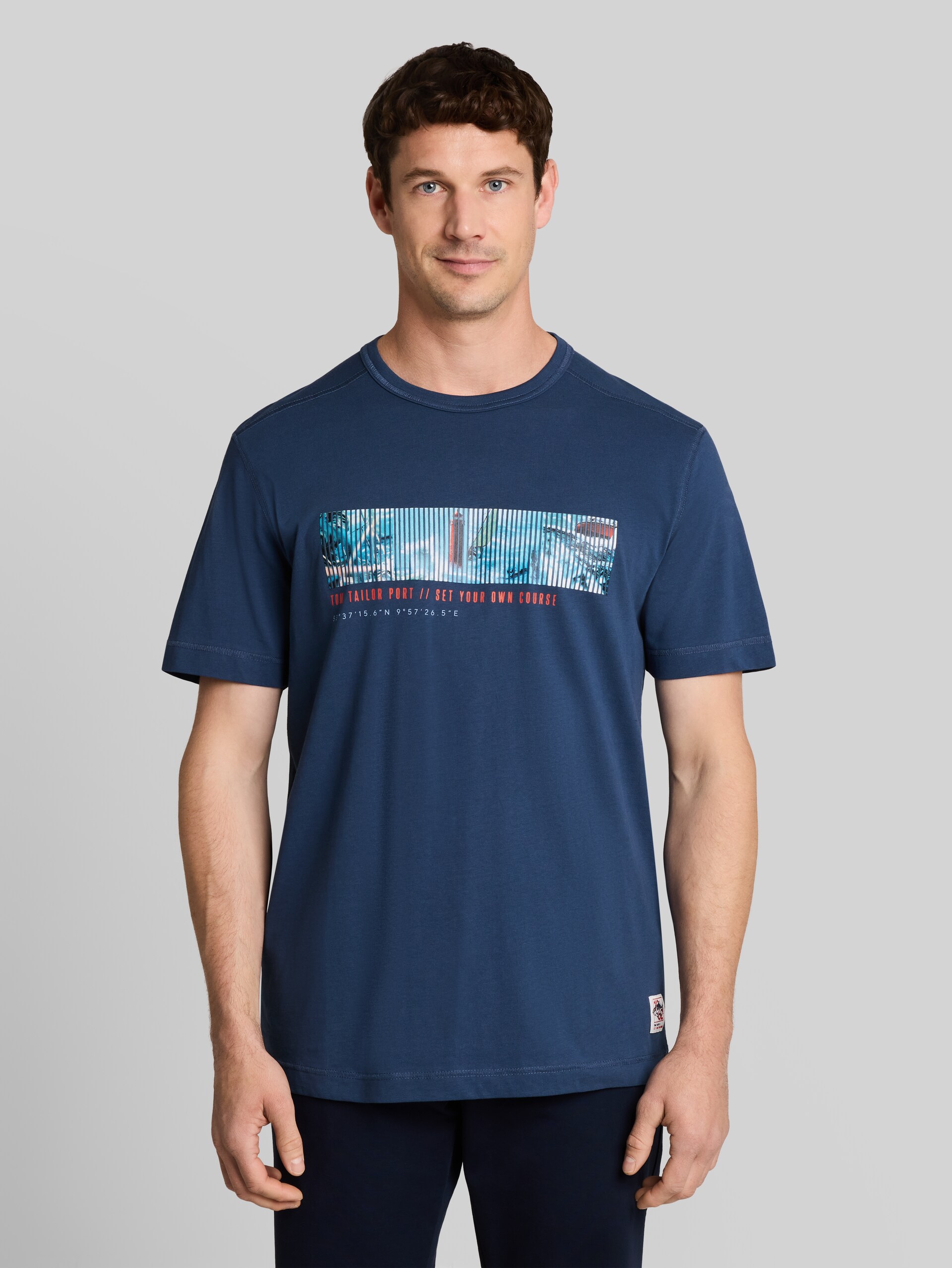 T-Shirt mit Fotoprint - Dark Duck Blue - Ausschnitt Model-Vorderansicht