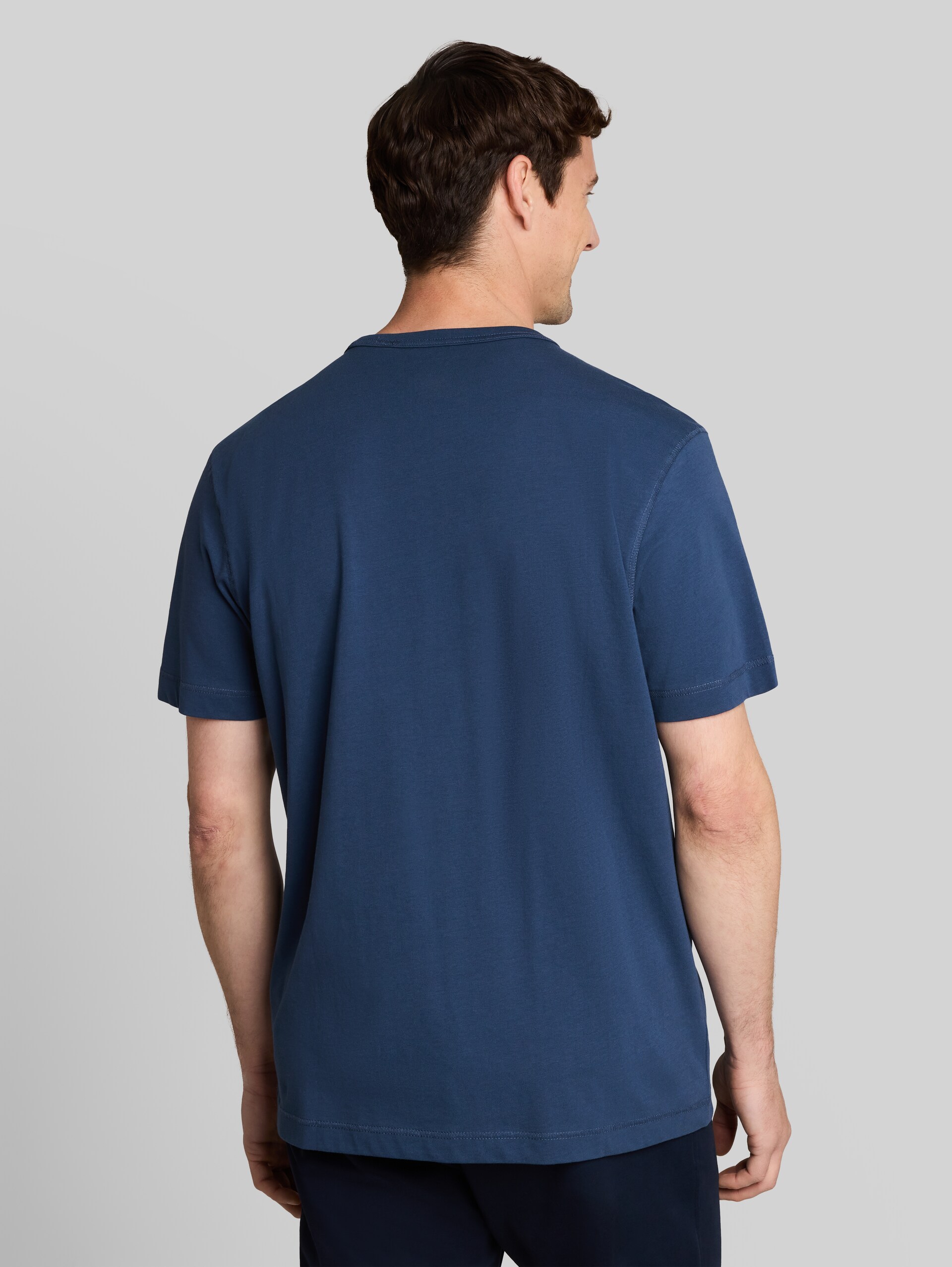 T-Shirt mit Fotoprint - Dark Duck Blue - Auschnitt Model-Rückansicht