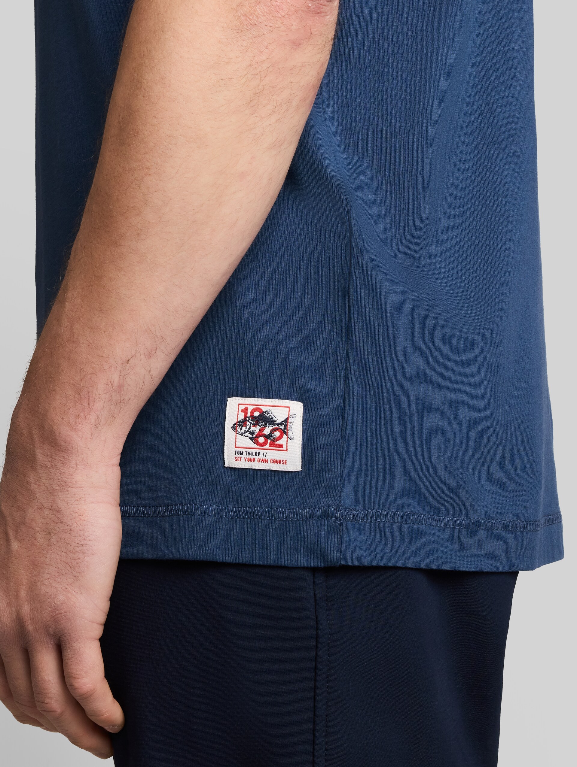 T-Shirt mit Fotoprint - Dark Duck Blue - Detail-Model-Ansicht