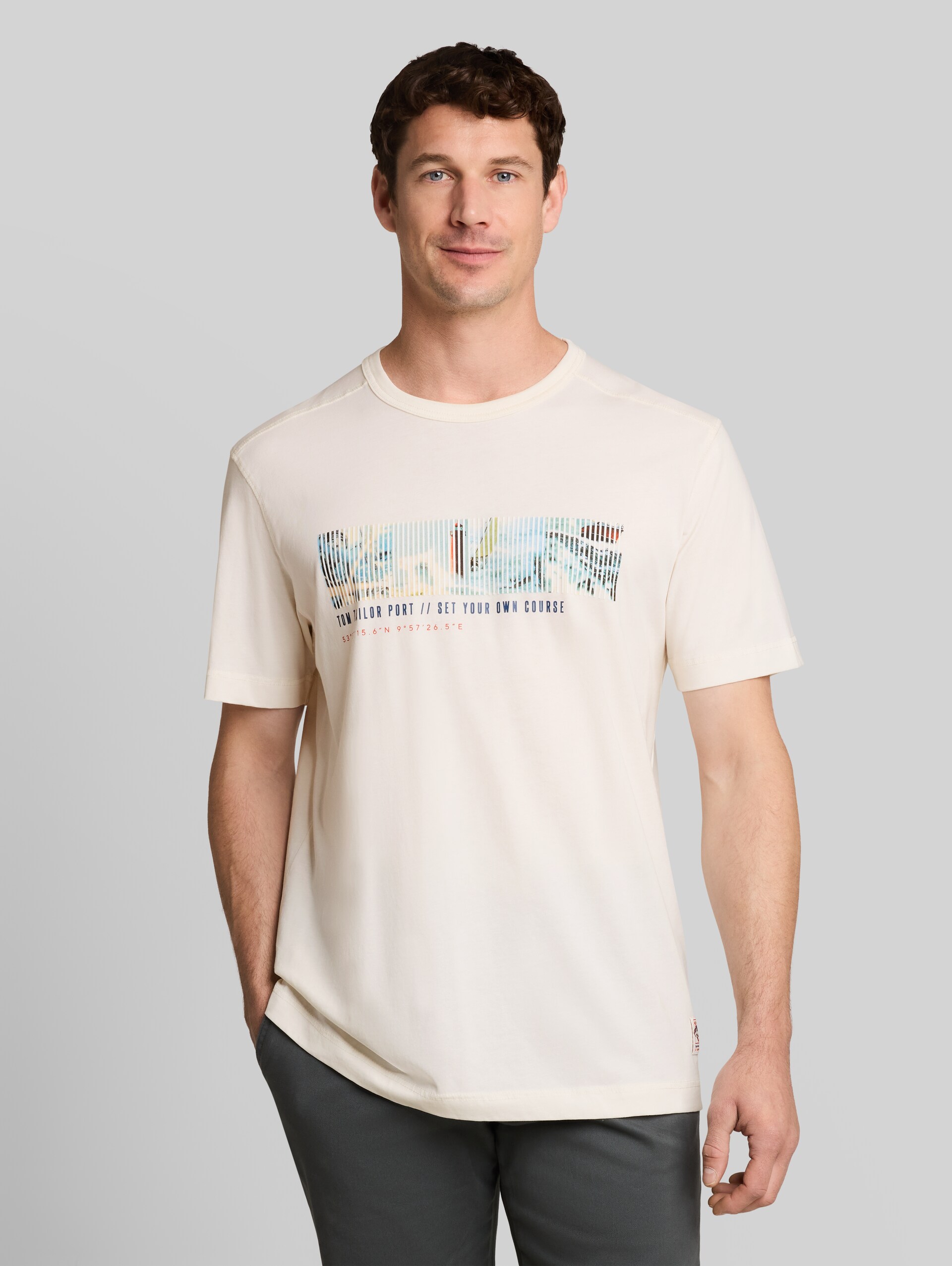 T-Shirt mit Fotoprint - Gardenia White - Ausschnitt Model-Vorderansicht