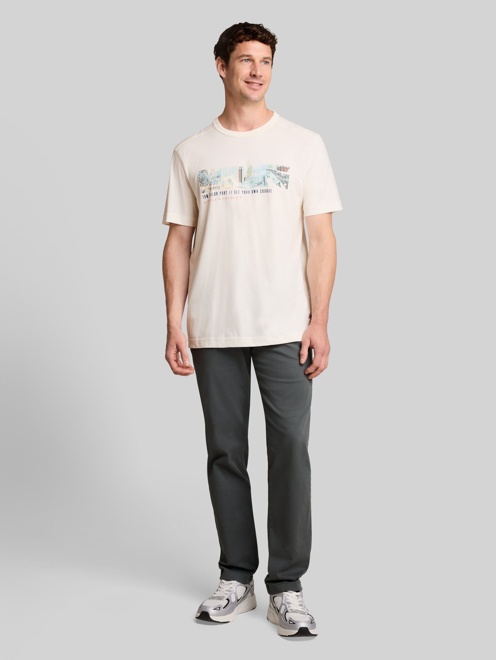 T-Shirt mit Fotoprint - Gardenia White - Model-Vorderansicht