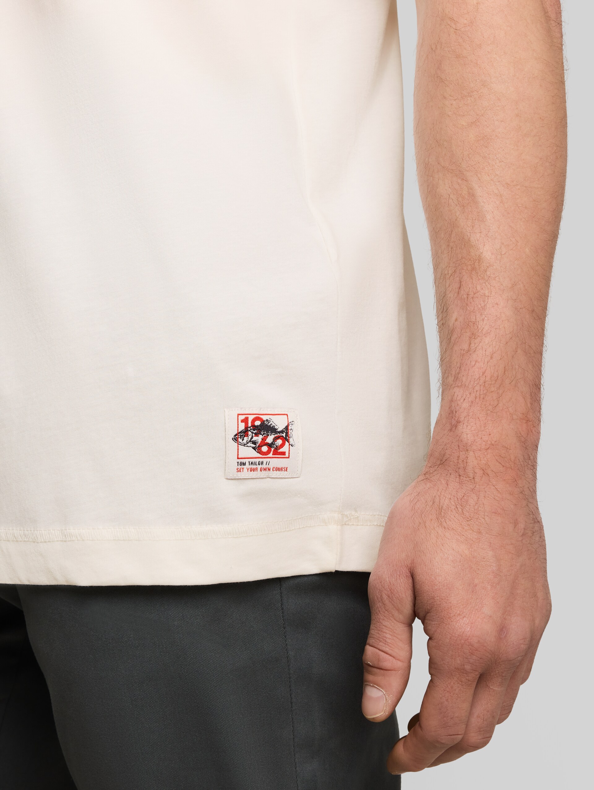 T-Shirt mit Fotoprint - Gardenia White - Detail-Model-Ansicht