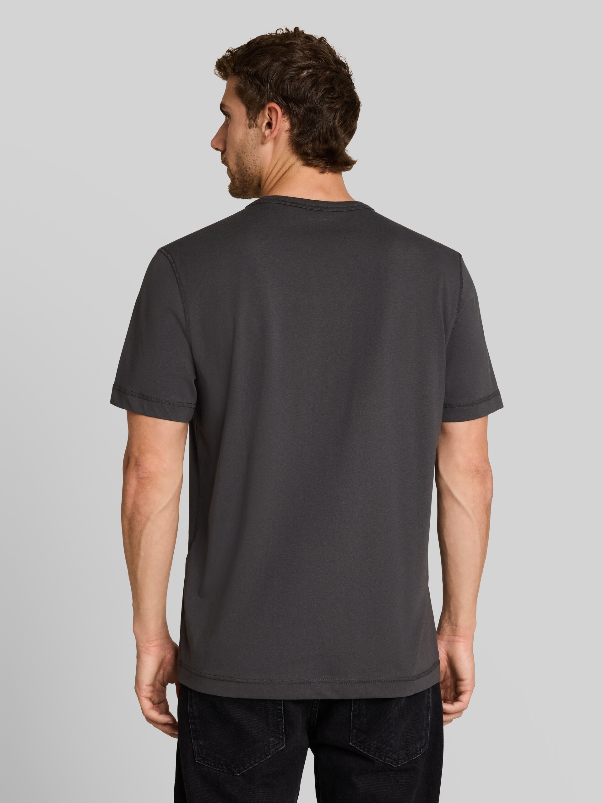 T-Shirt mit Fotoprint - Tarmac Grey - Auschnitt Model-Rückansicht