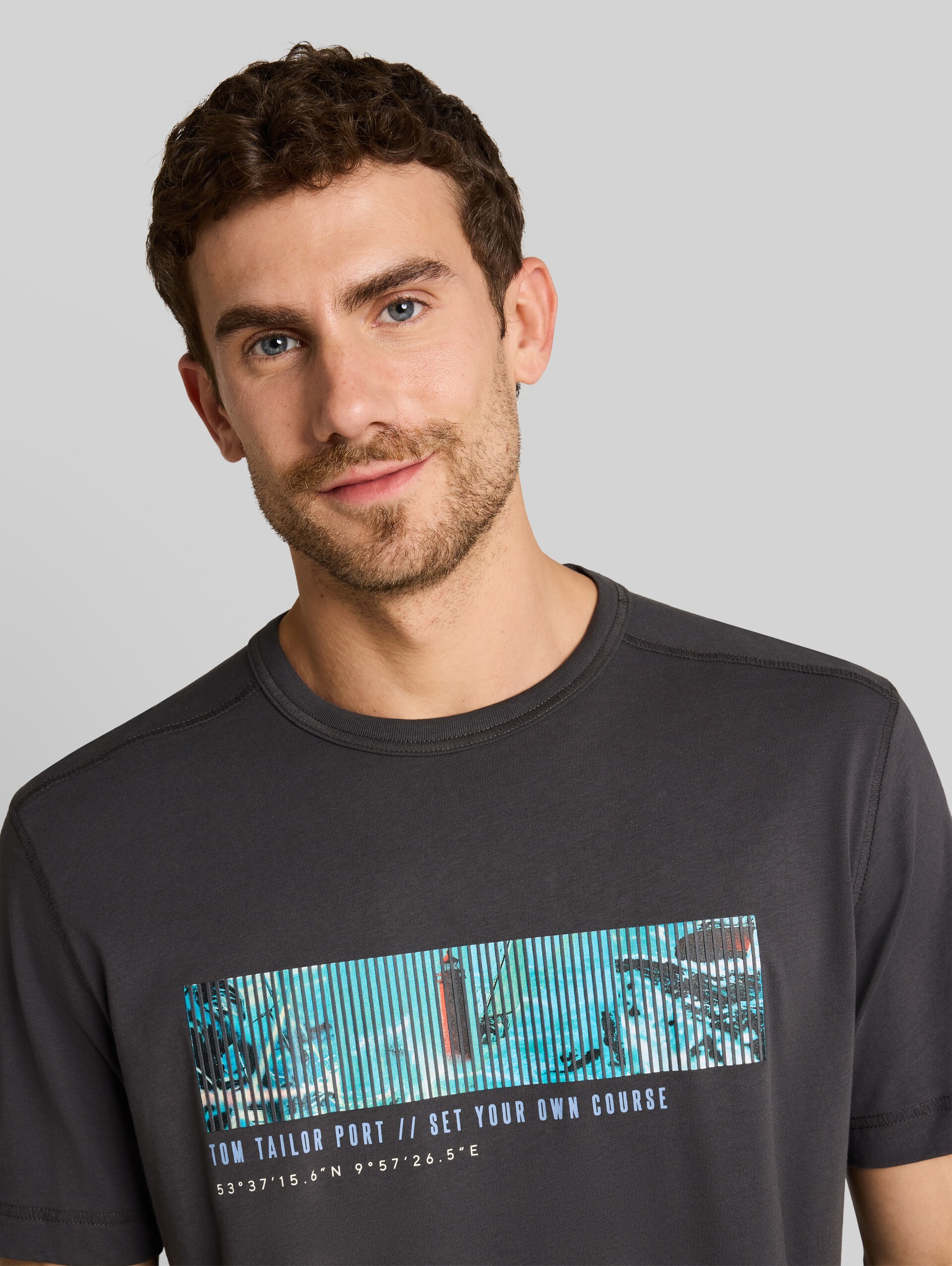 T-Shirt mit Fotoprint - Tarmac Grey - Detail-Model-Ansicht