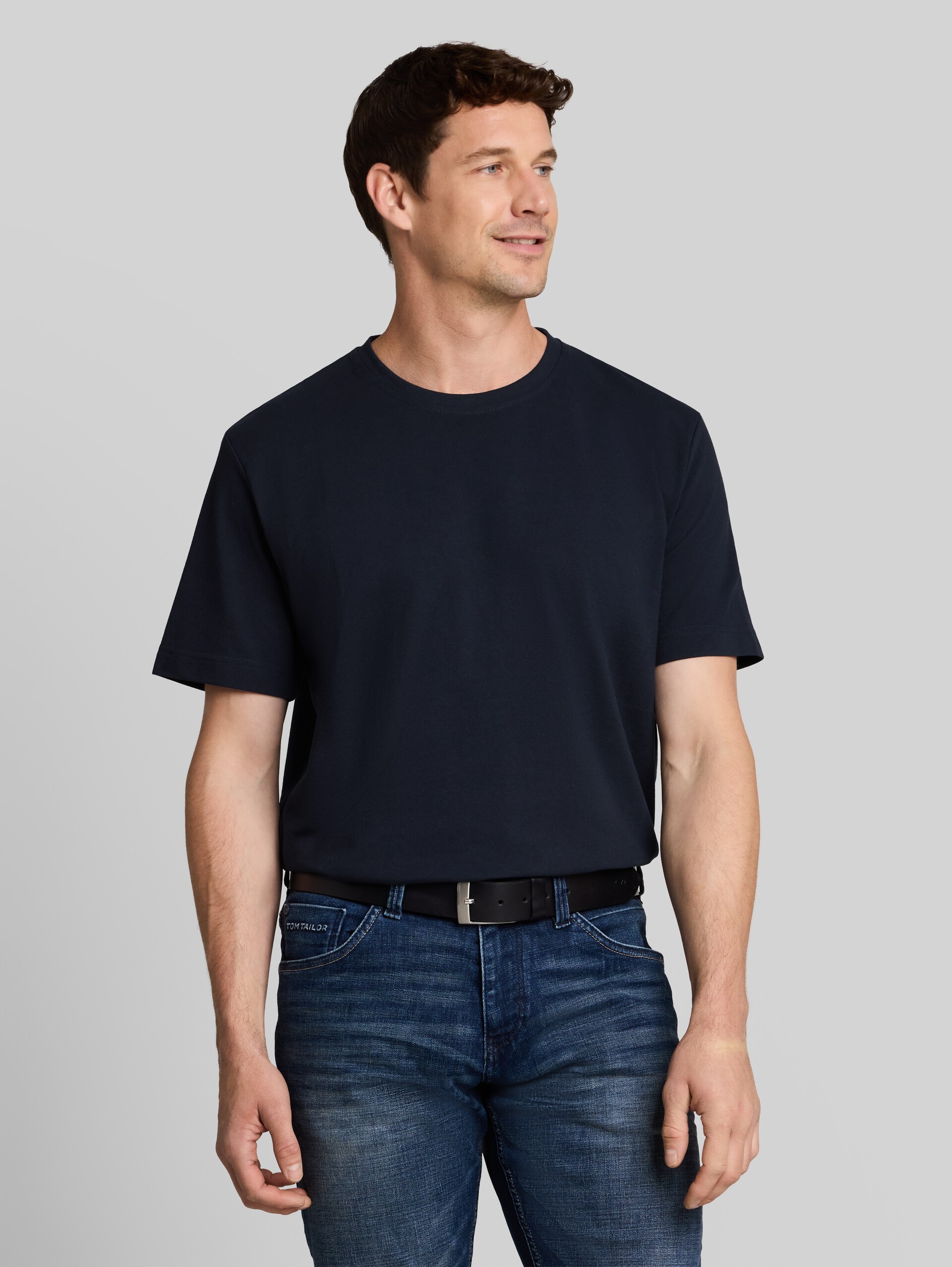 Piqué T-shirt met logobadge - sky captain blue - Nek model vooraanzicht