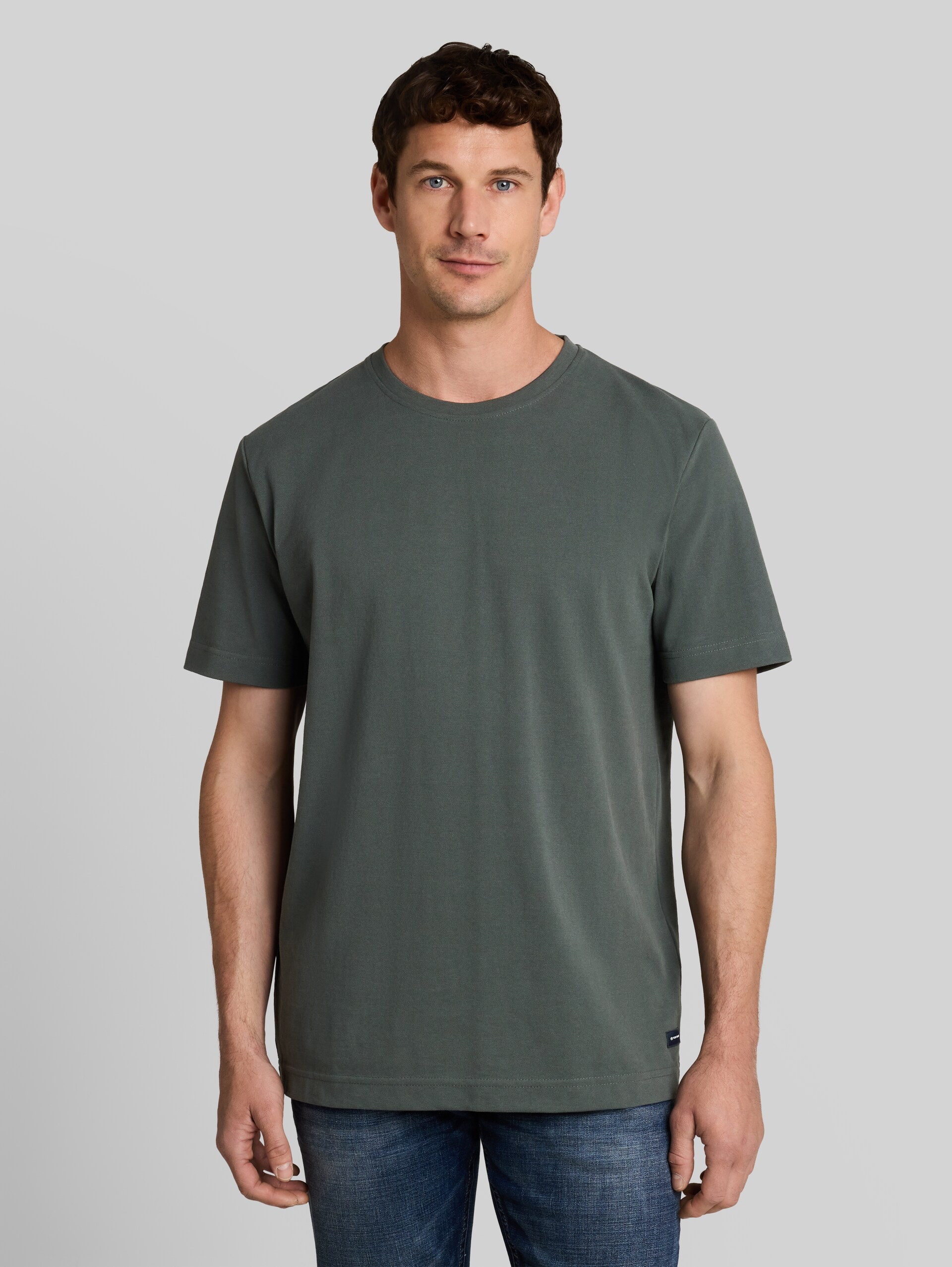 Piqué T-shirt met logobadge - Darkest Olive - Nek model vooraanzicht