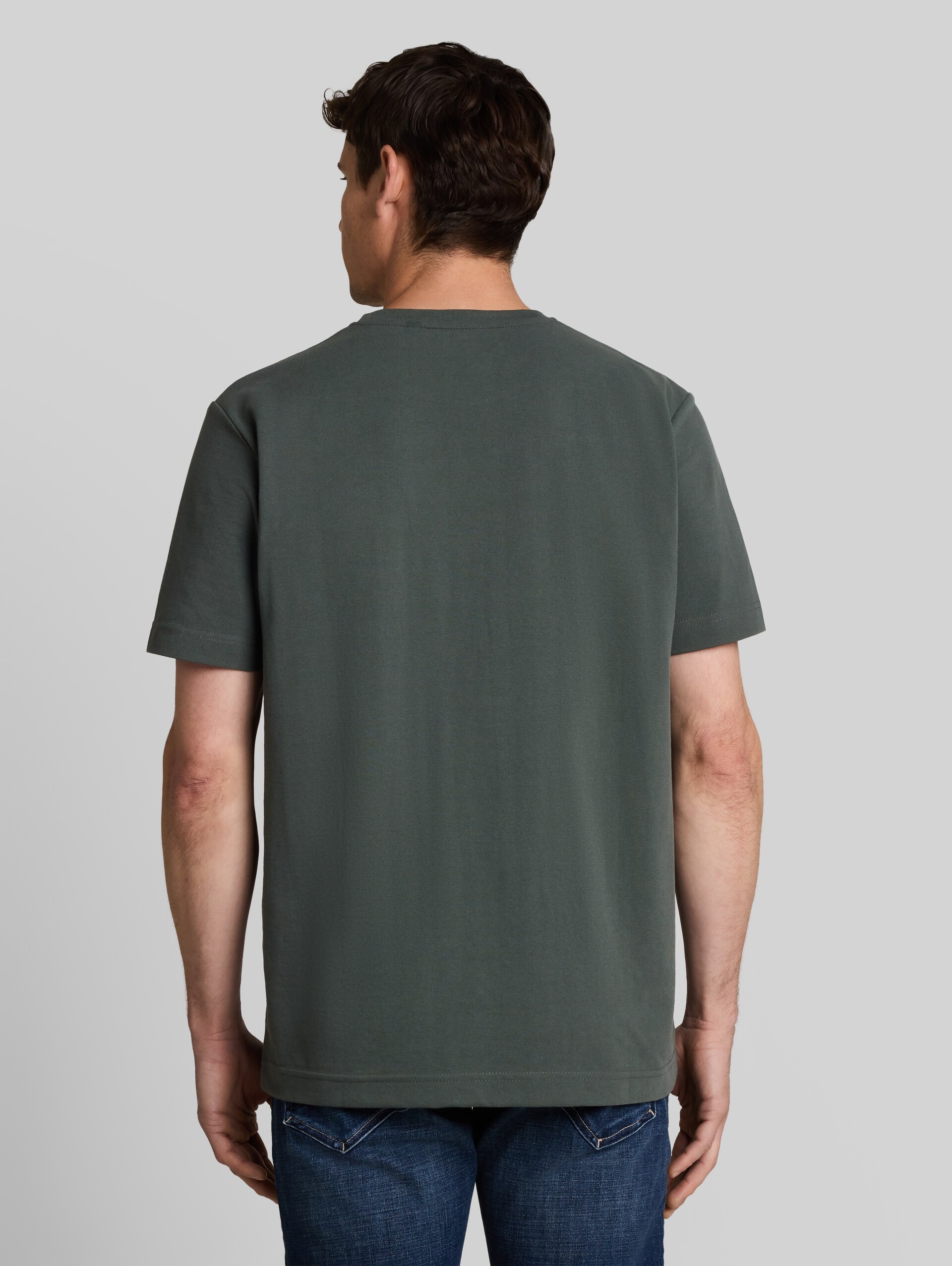 Piqué T-shirt met logobadge - Darkest Olive - Neklijn model-achteraanzicht