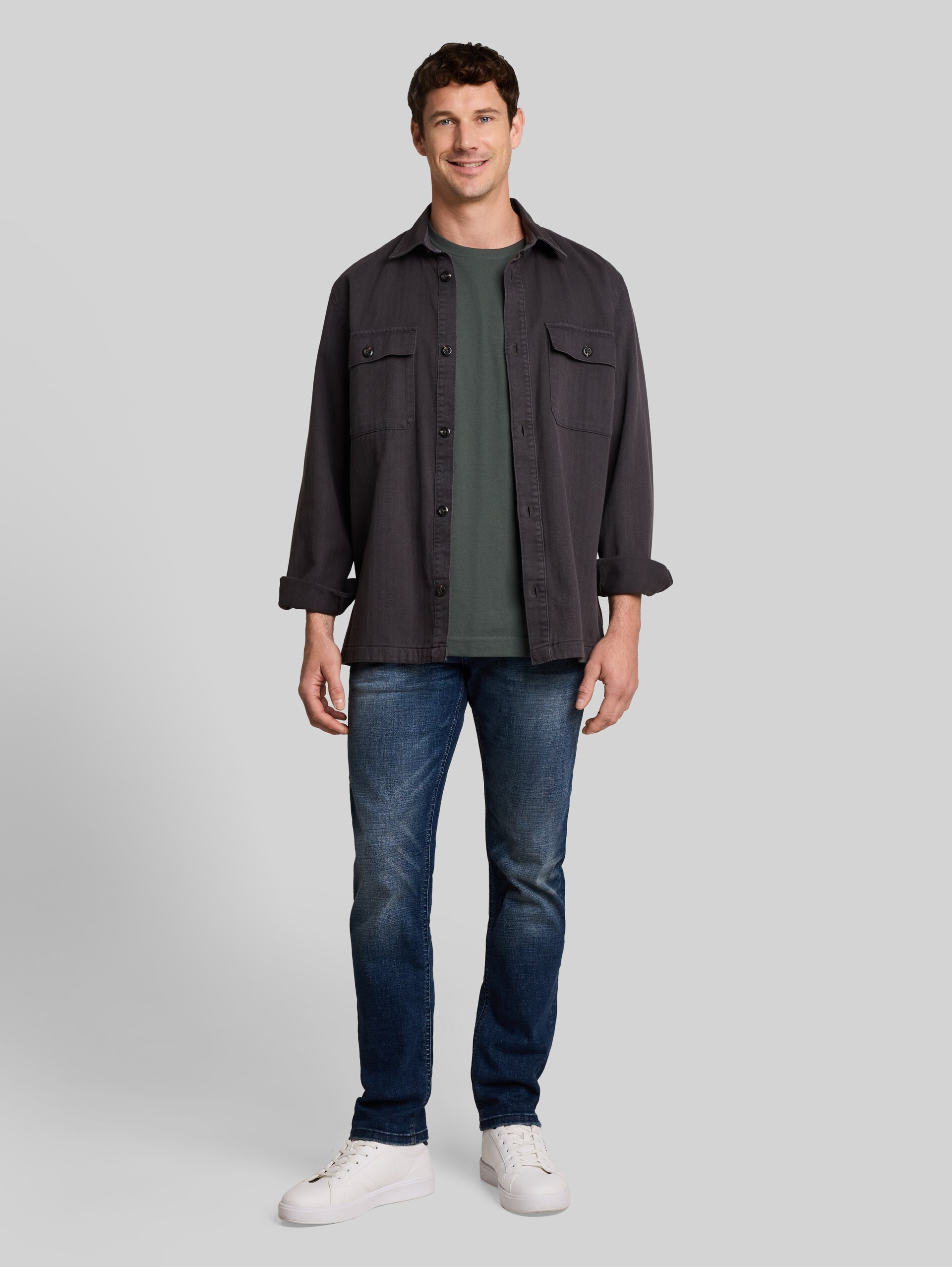 Piqué T-shirt met logobadge - Darkest Olive - Model vooraanzicht