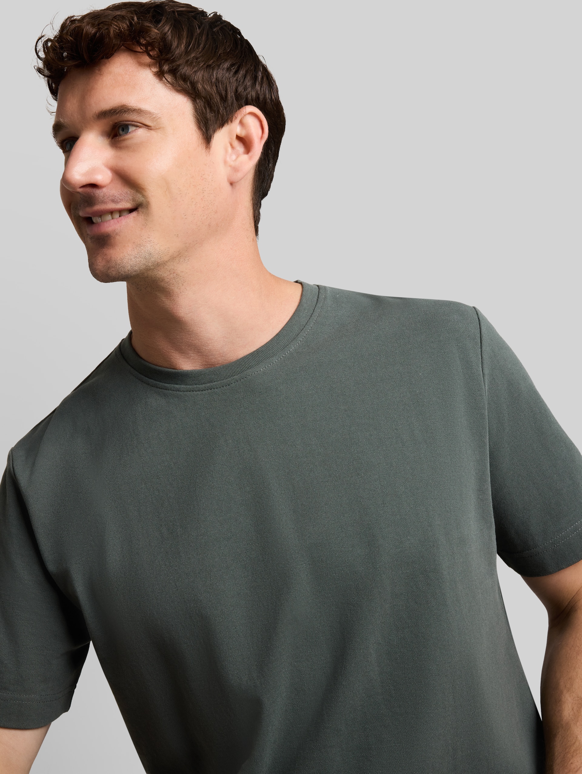 Piqué T-shirt met logobadge - Darkest Olive - Detailaanzicht model