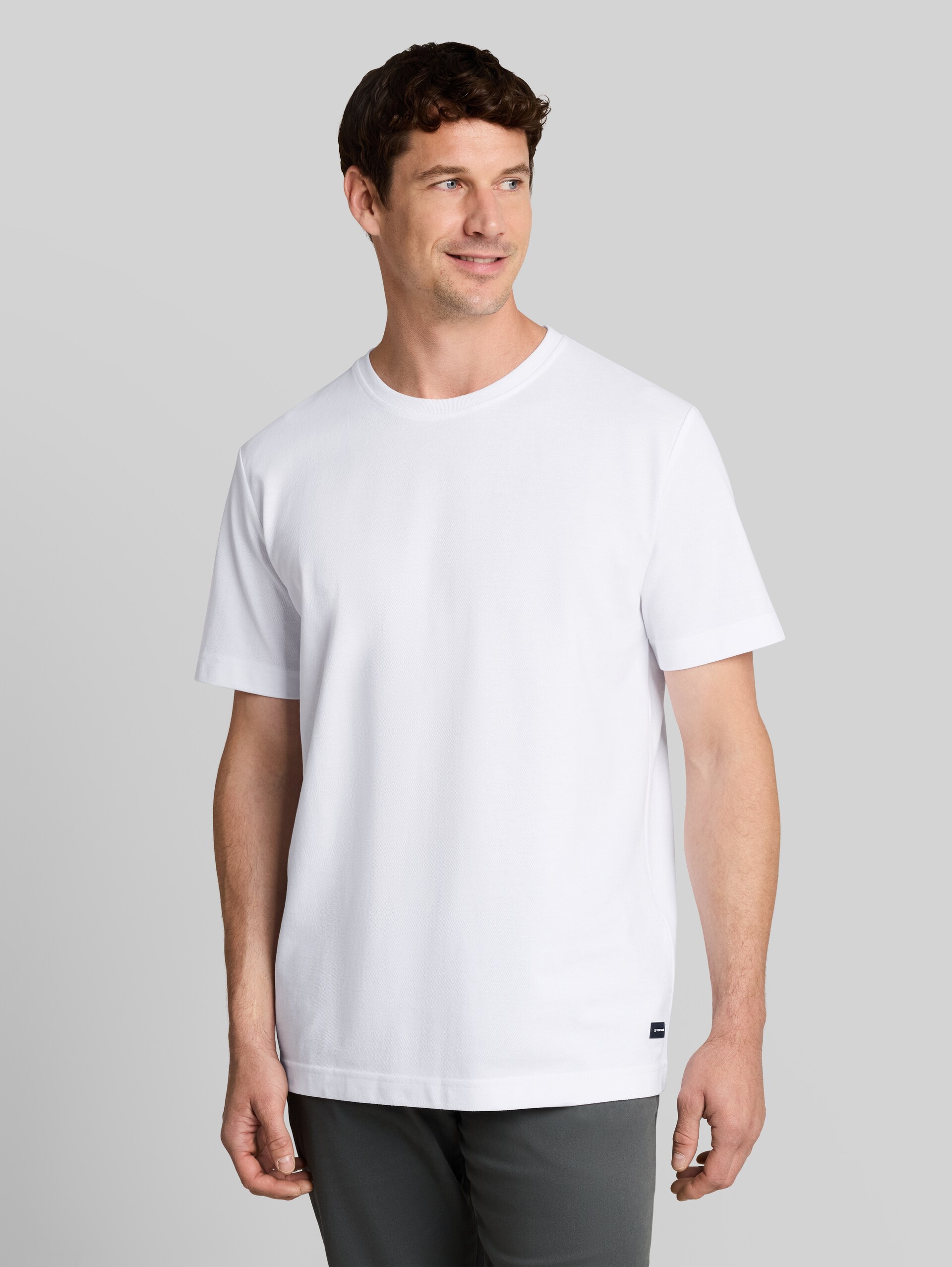 Piqué T-shirt met logobadge - White - Nek model vooraanzicht