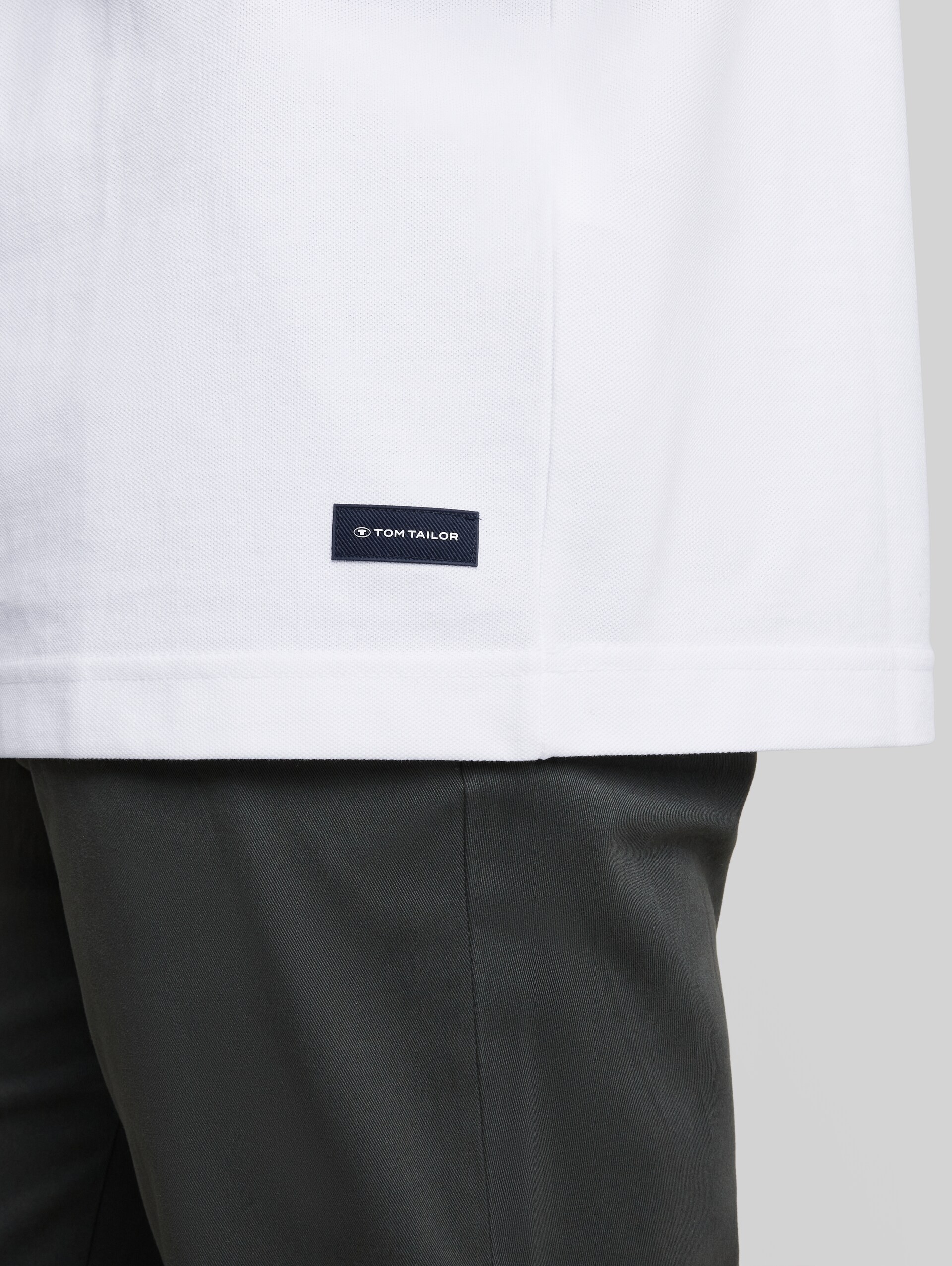 Piqué T-shirt met logobadge - White - Detailaanzicht model